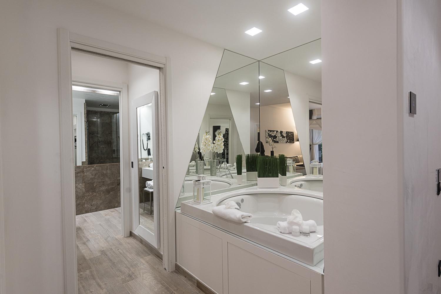 Luxury Suite with Jacuzzi with Spa Access - Separate Building - Photo 14