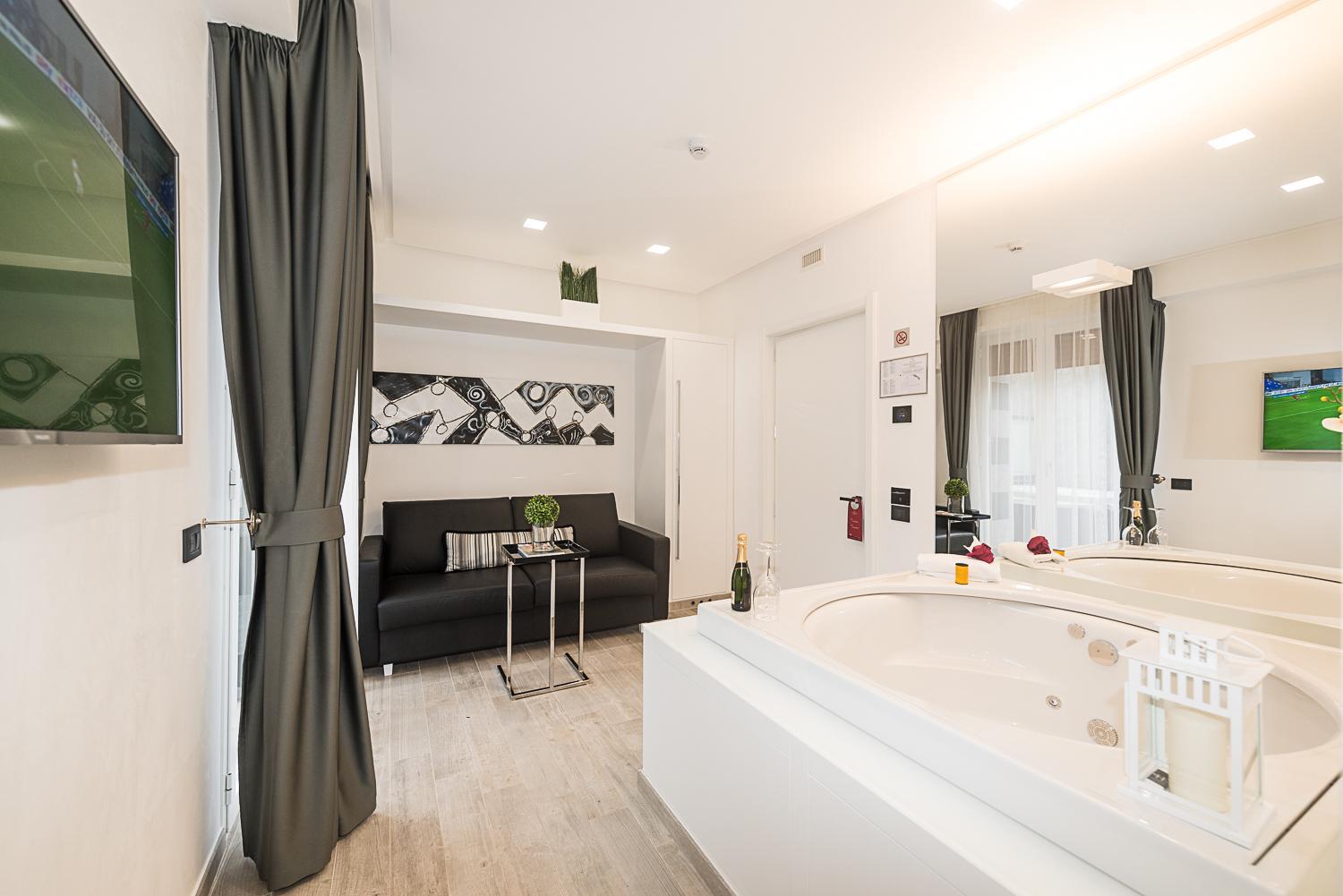 Luxury Suite with Jacuzzi with Spa Access - Separate Building - Photo 5