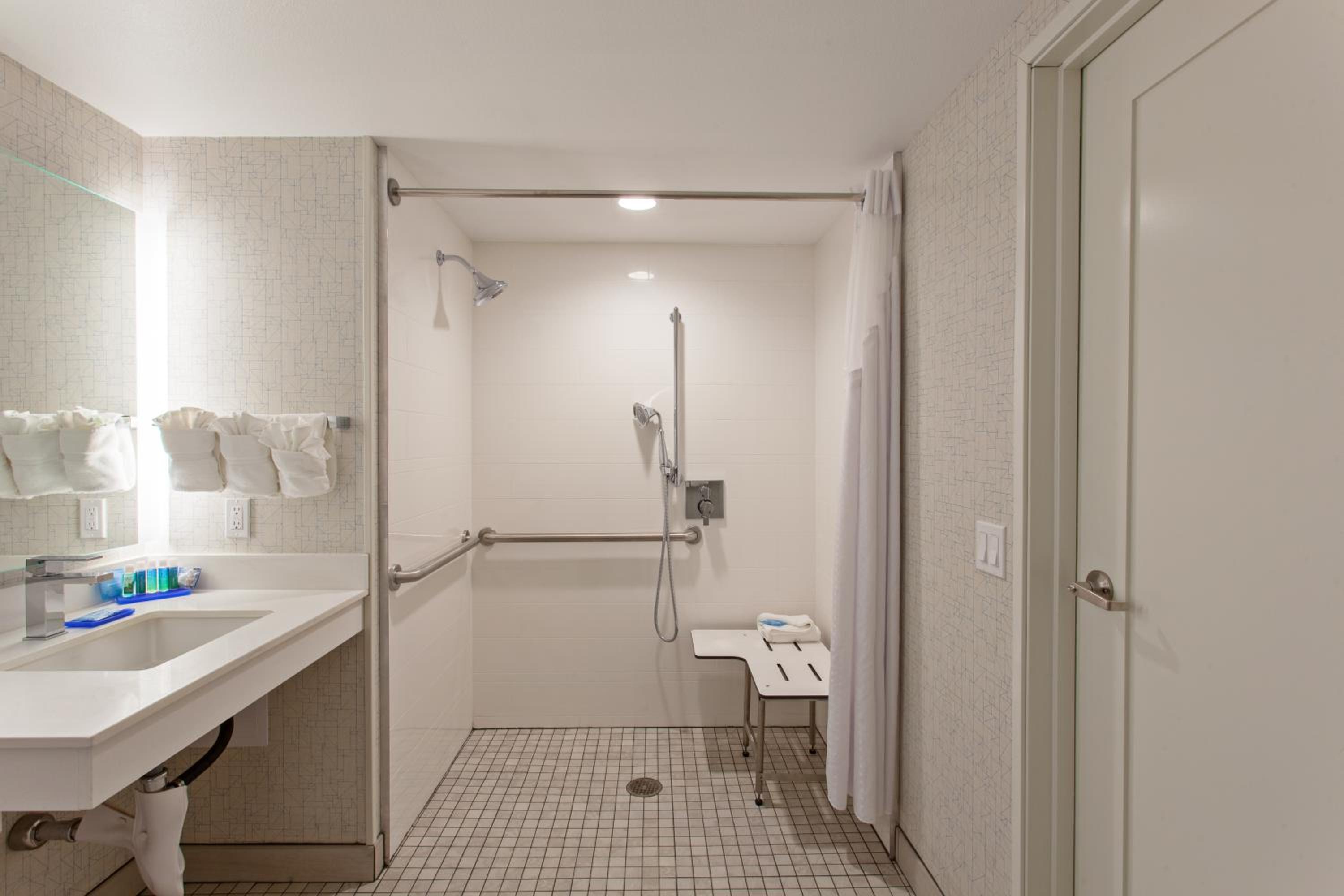 Standard King Room with Roll-in Shower - Mobility Accessible photo 3