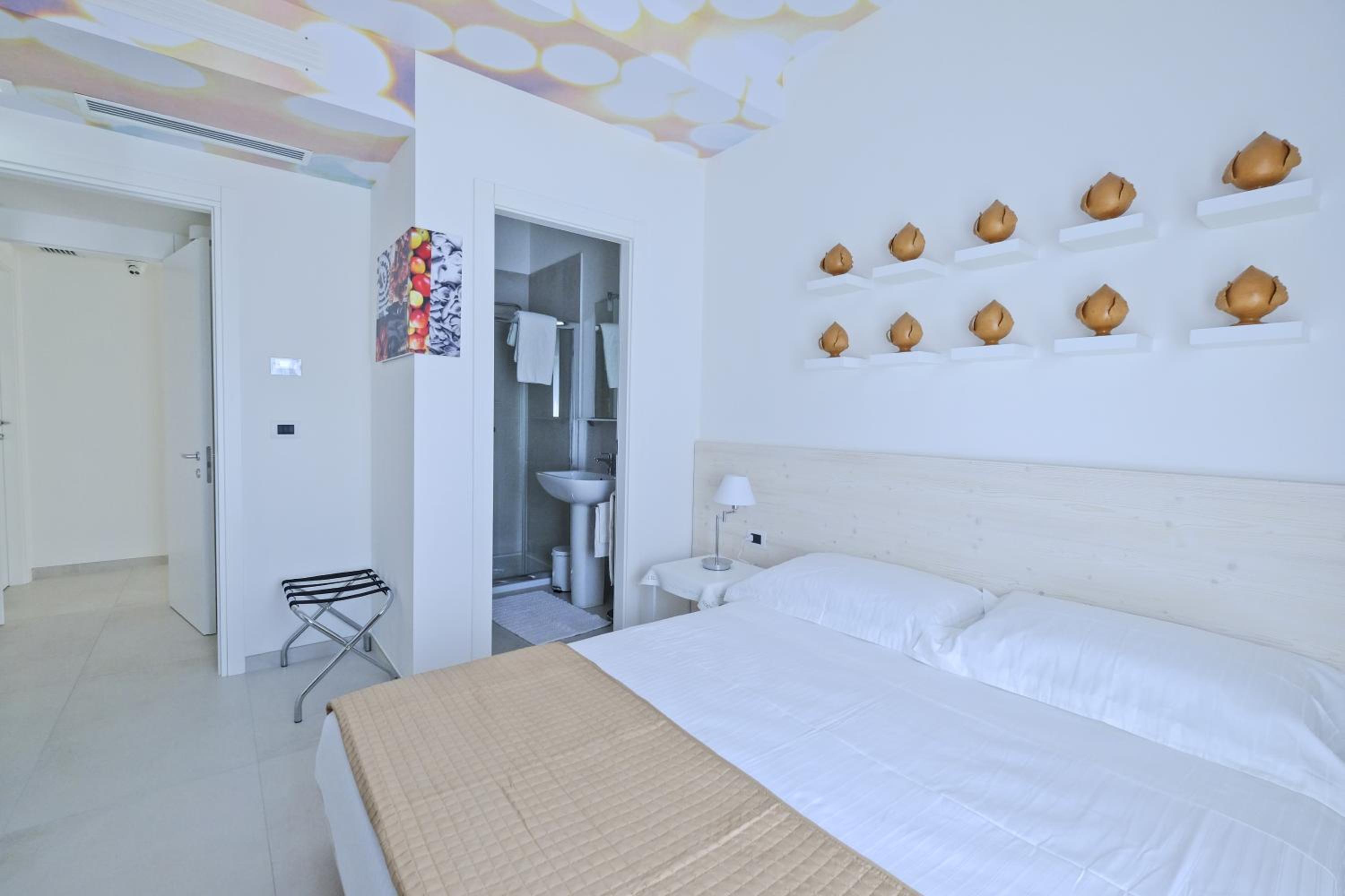 Deluxe Room - Photo 15