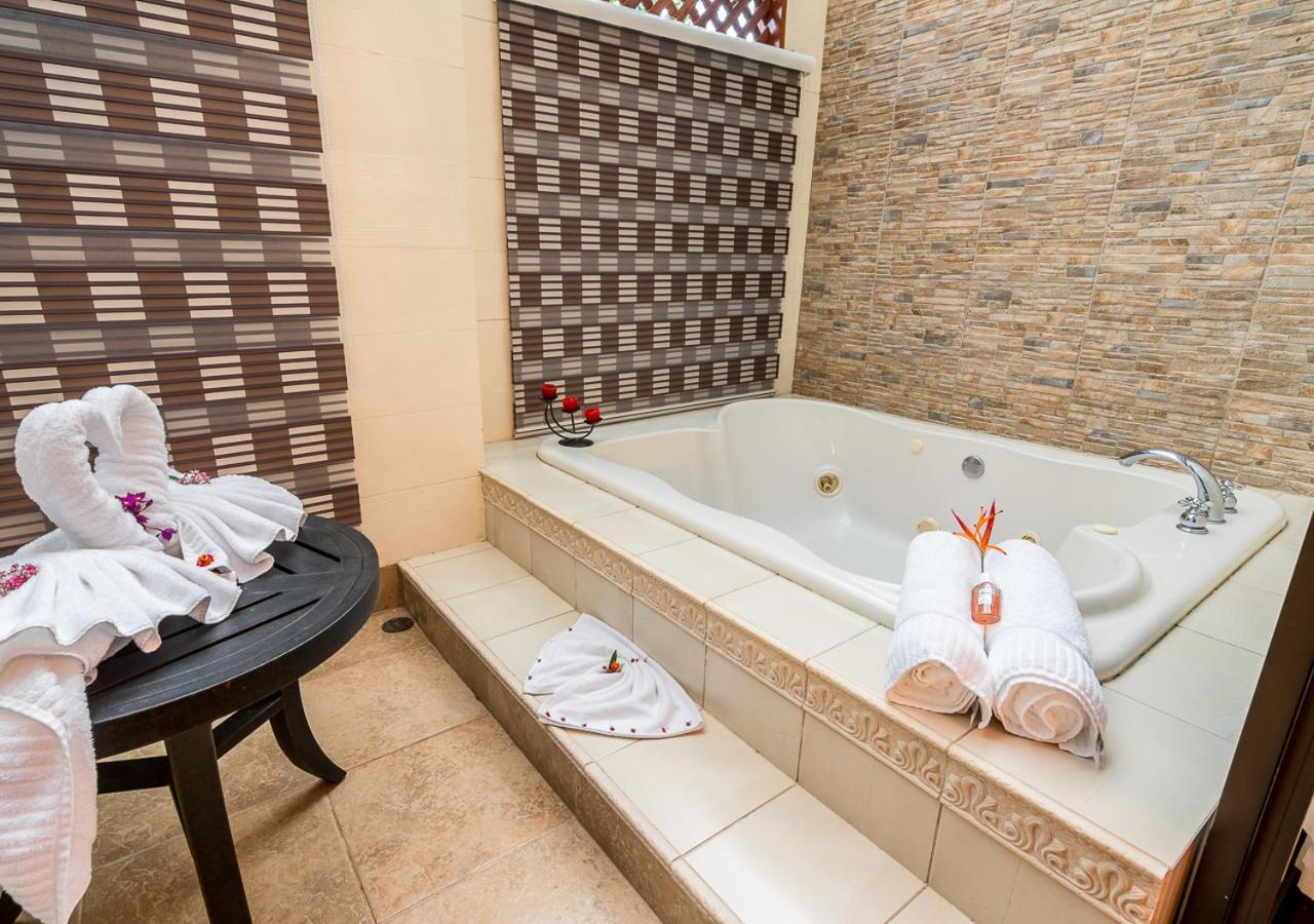 Romantic Villa with Hot Tub - Photo 2