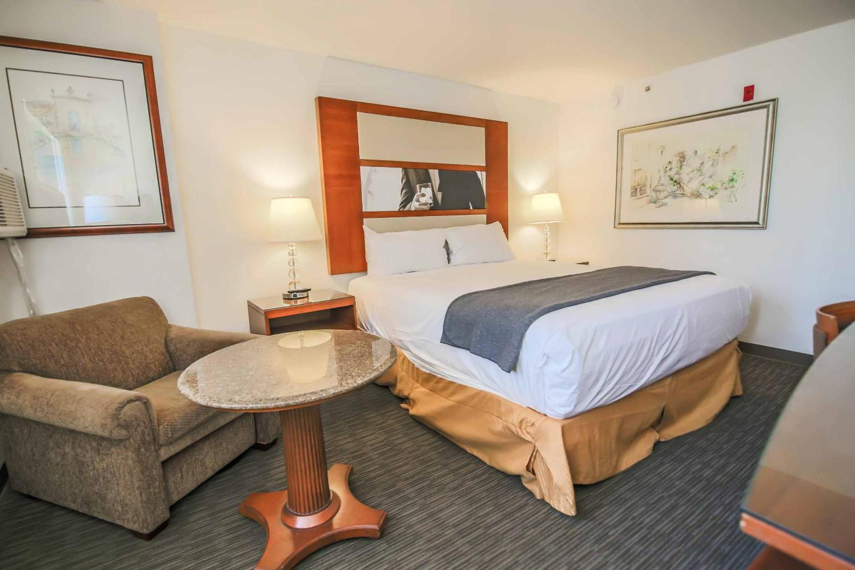 Deluxe King Room - Photo 1