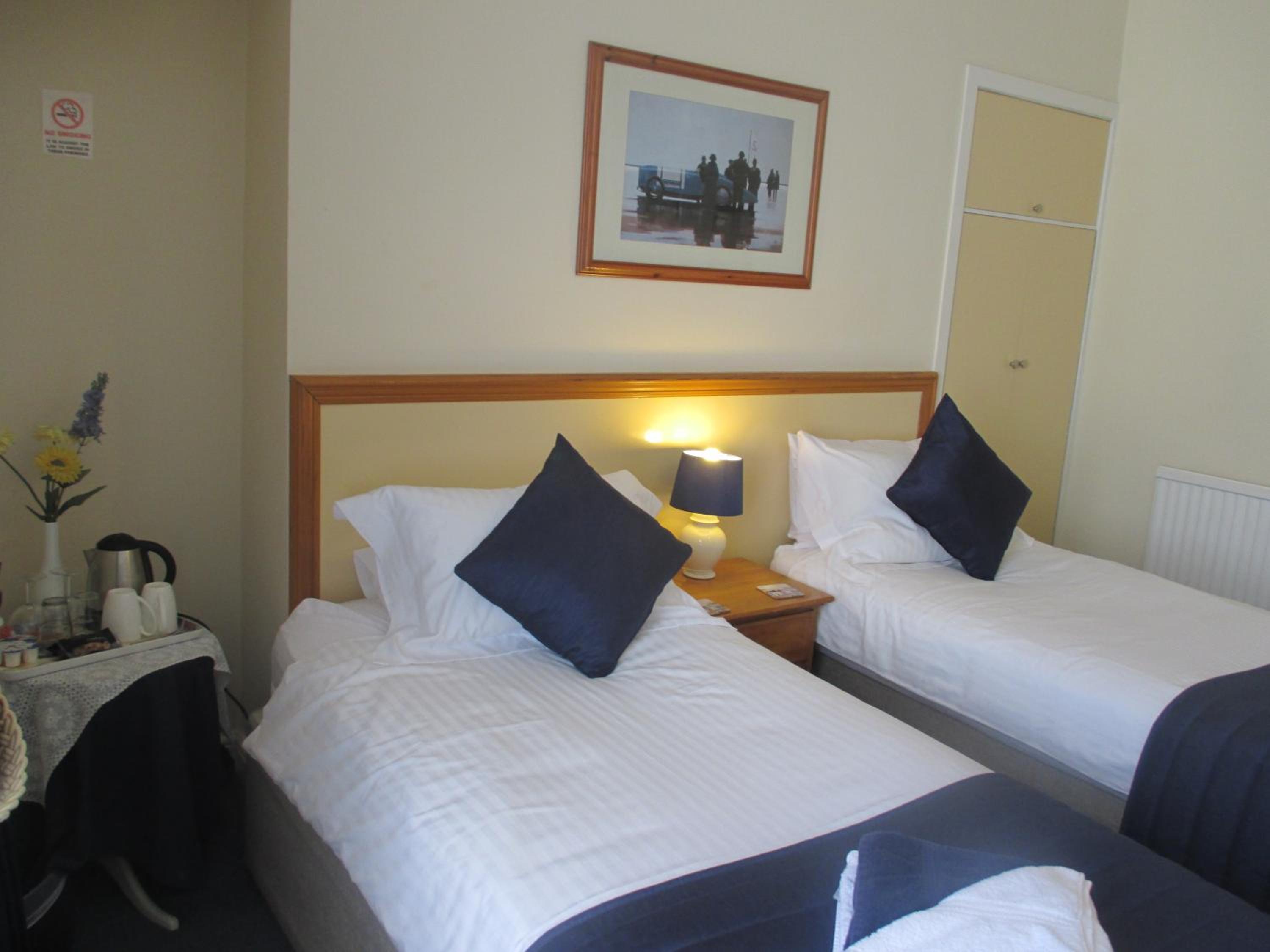 Twin Room with Shower photo 3