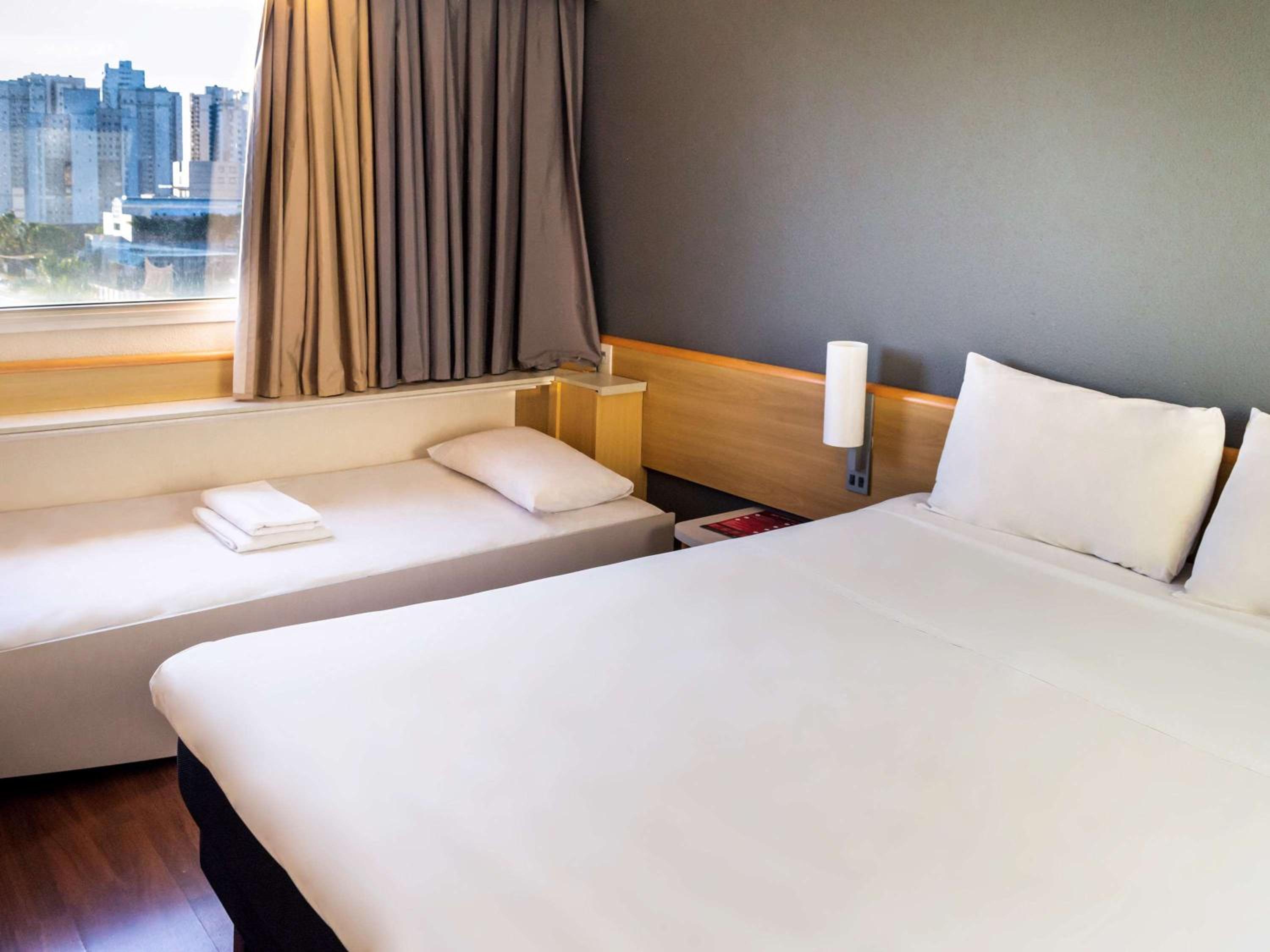 Standard Queen Room with Extra Bed photo 3