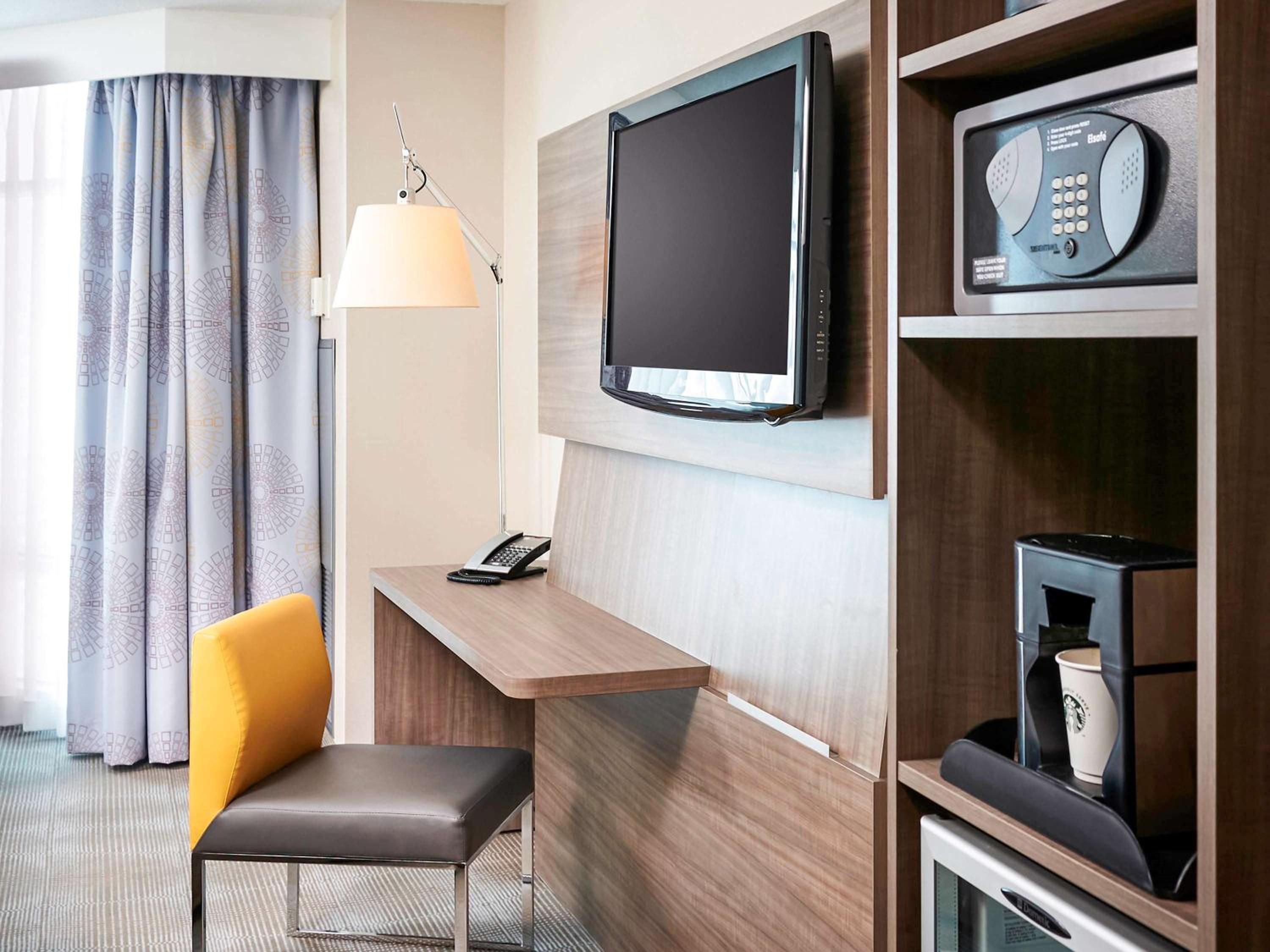Executive King Room with Sofa Bed - Photo 1
