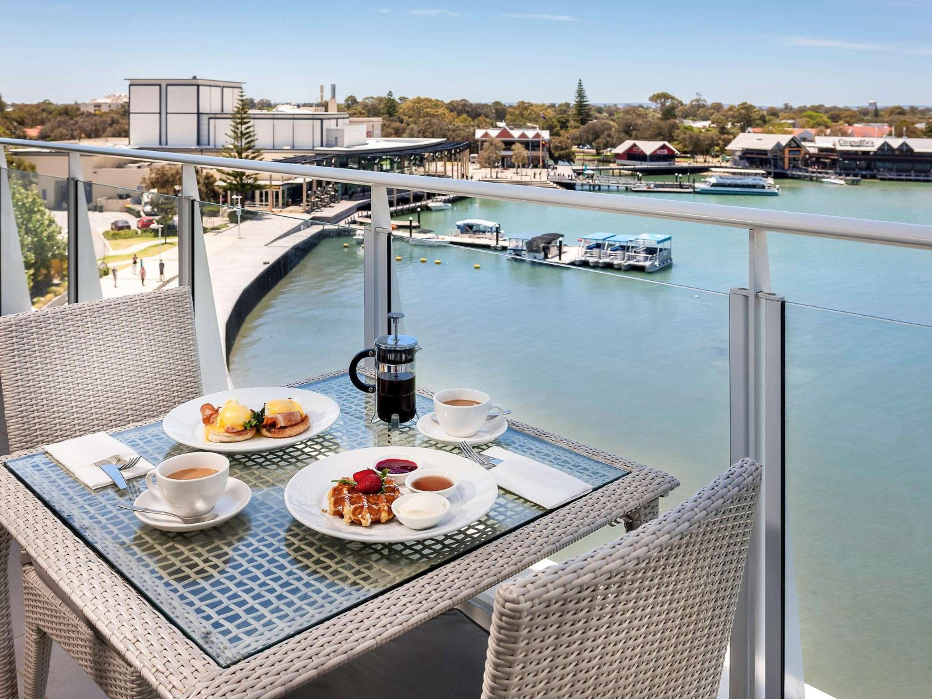 Superior King Room with Water View - Photo 3