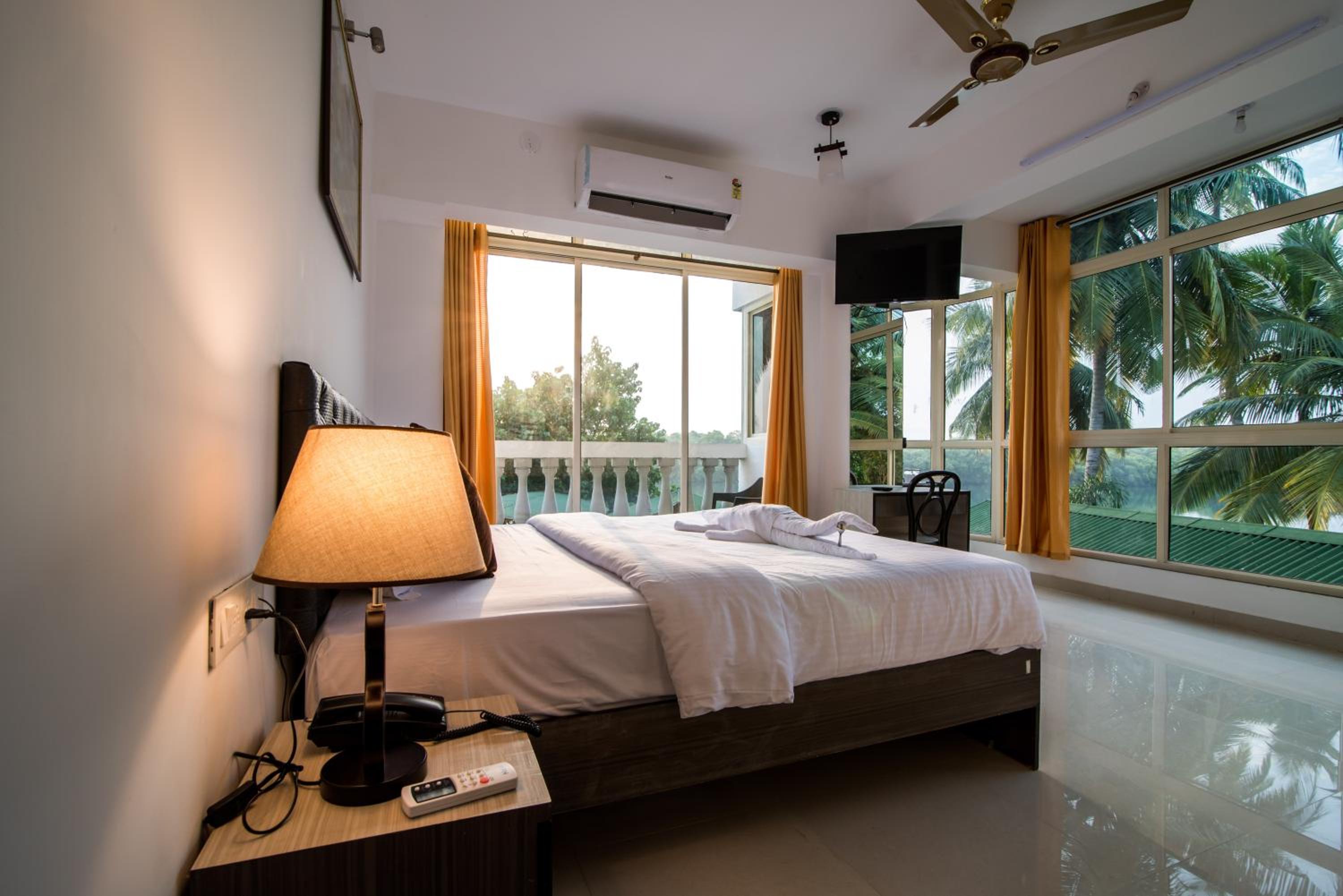 Deluxe Room - Photo 14