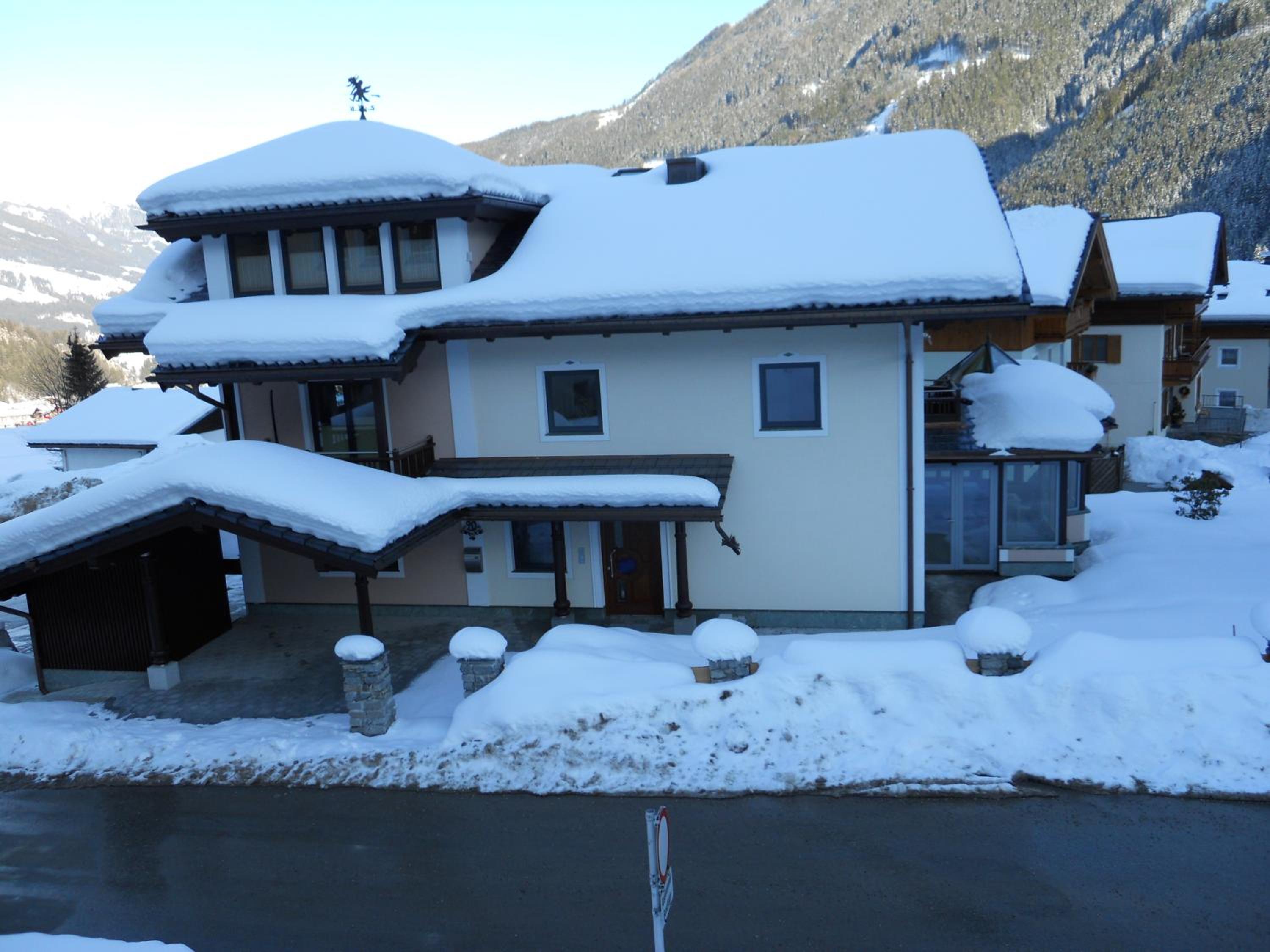 Two-Bedroom Apartment with Balcony photo 2