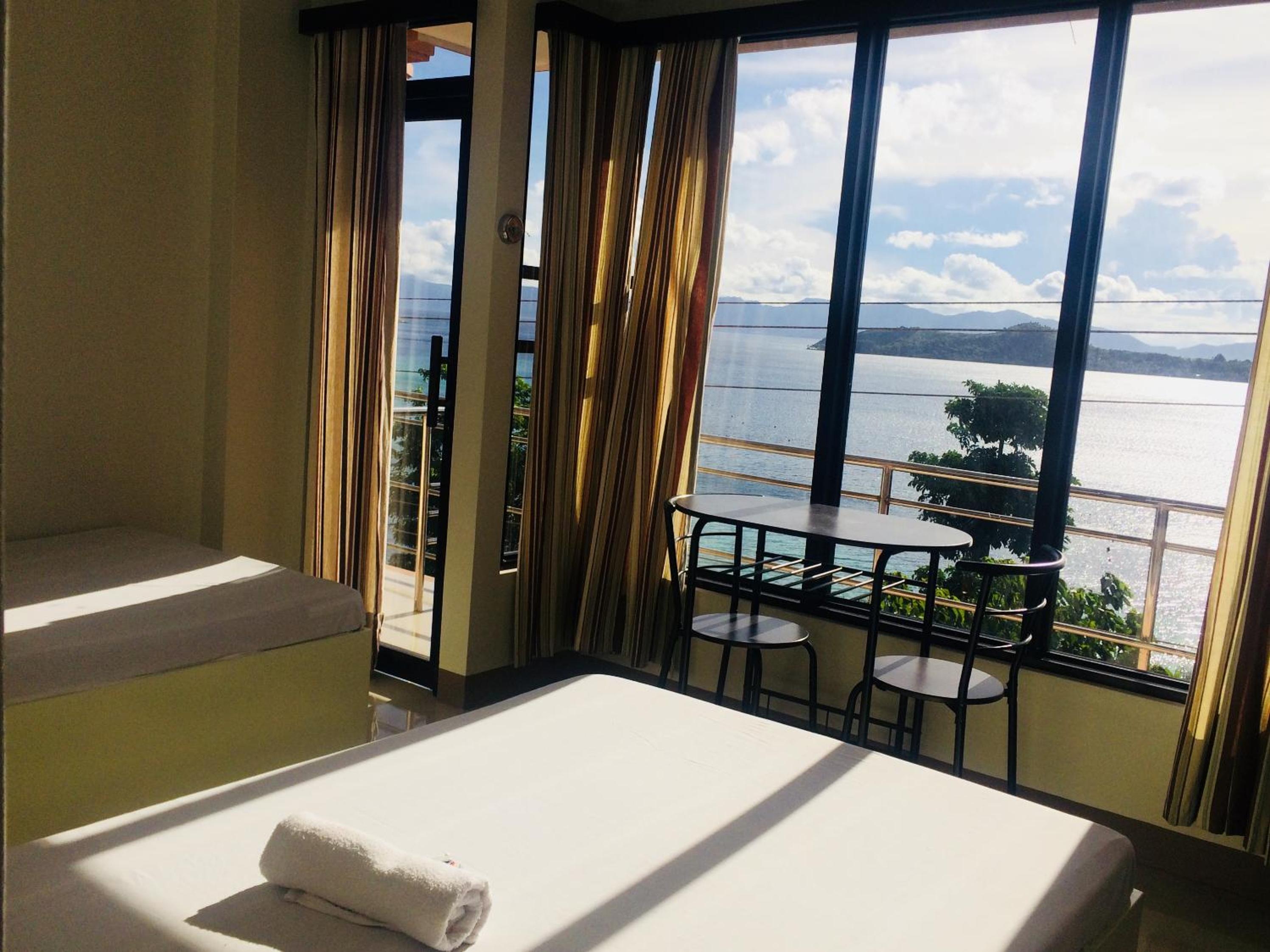 Quadruple Room with Sea View - Photo 3