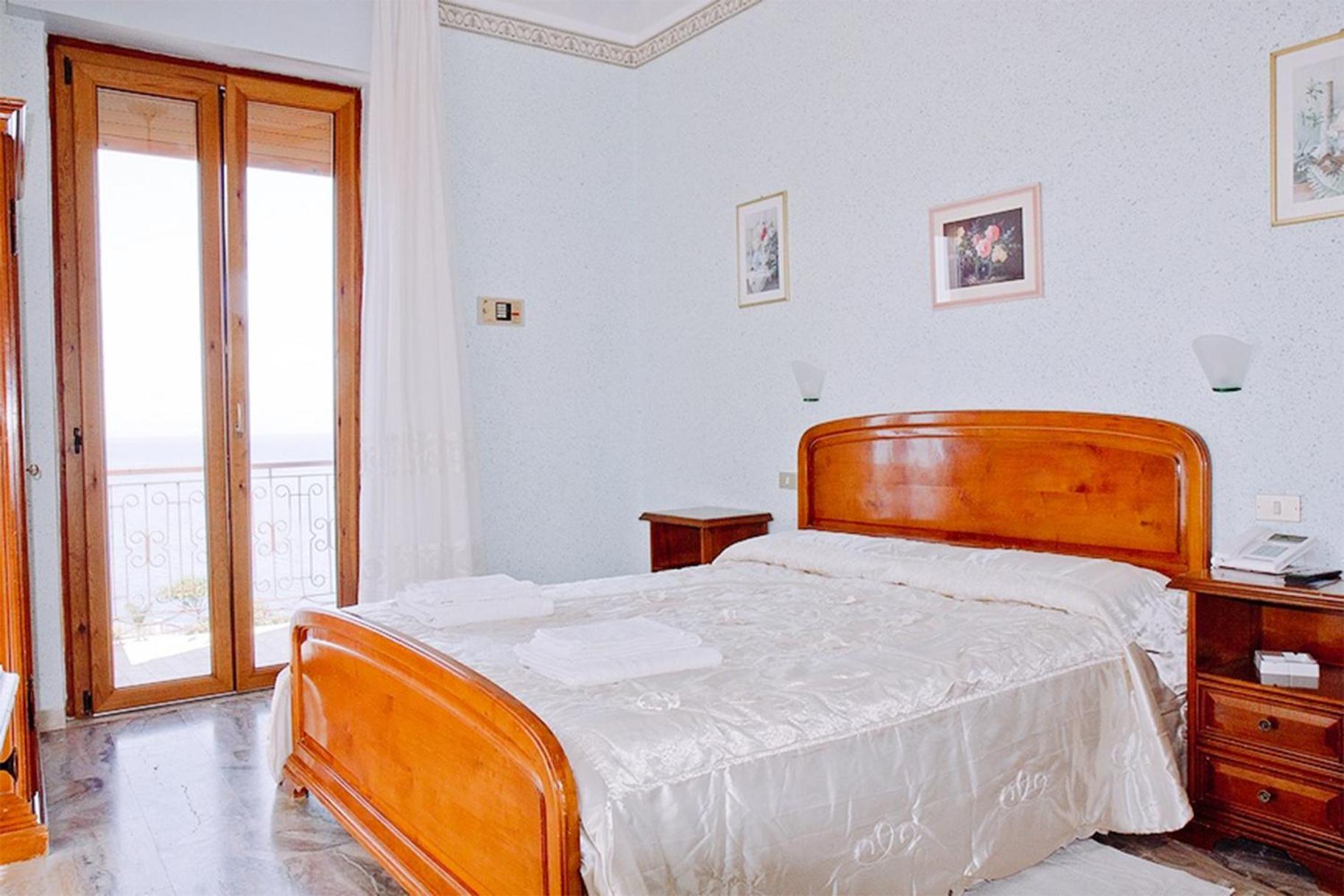 Double or Twin Room with Private Bathroom - Photo 2