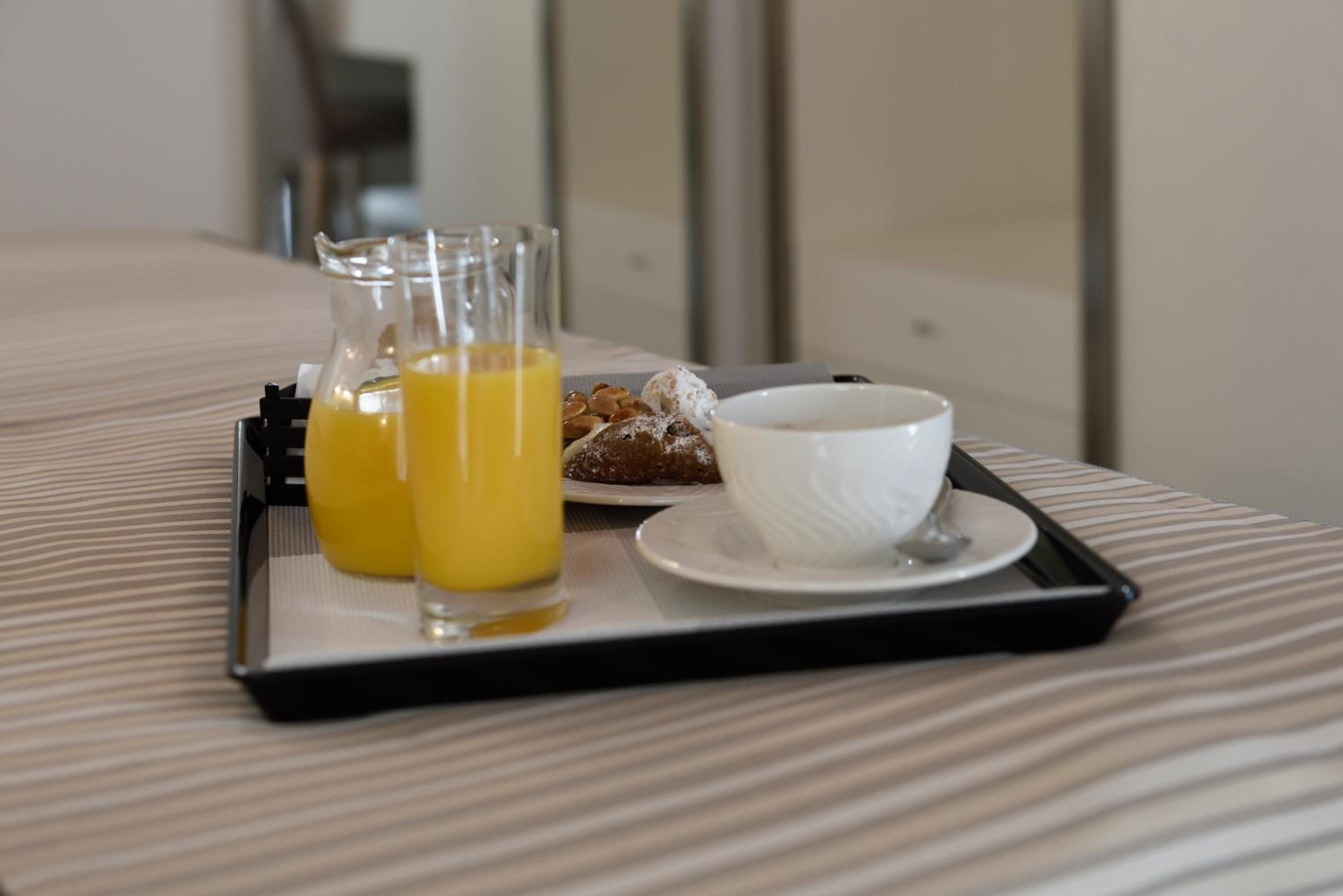 Deluxe Room, Multiple Beds, Non Smoking, Balcony (Converts to 2 Twin Beds) thumbnail 5