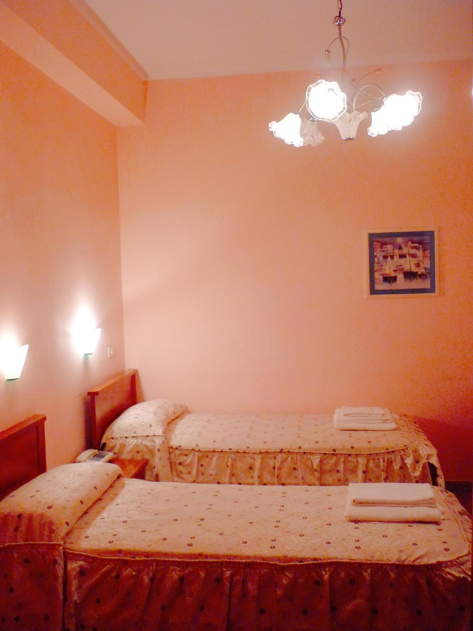 Double or Twin Room with Private Bathroom - Photo 4