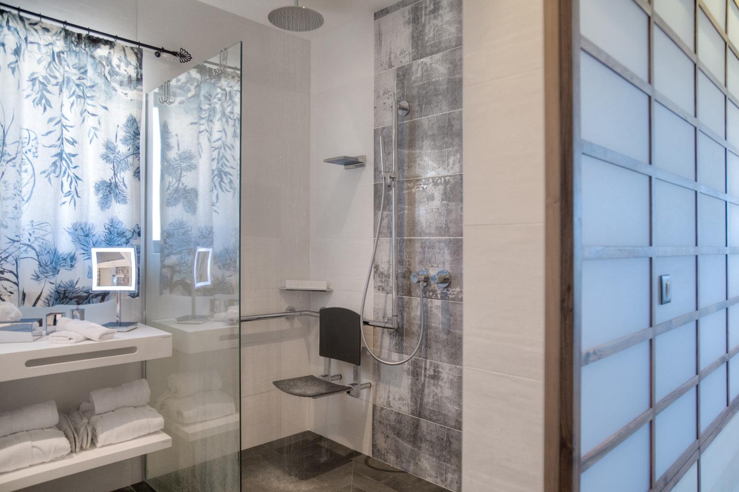 Suite with Hot Tub - Photo 11