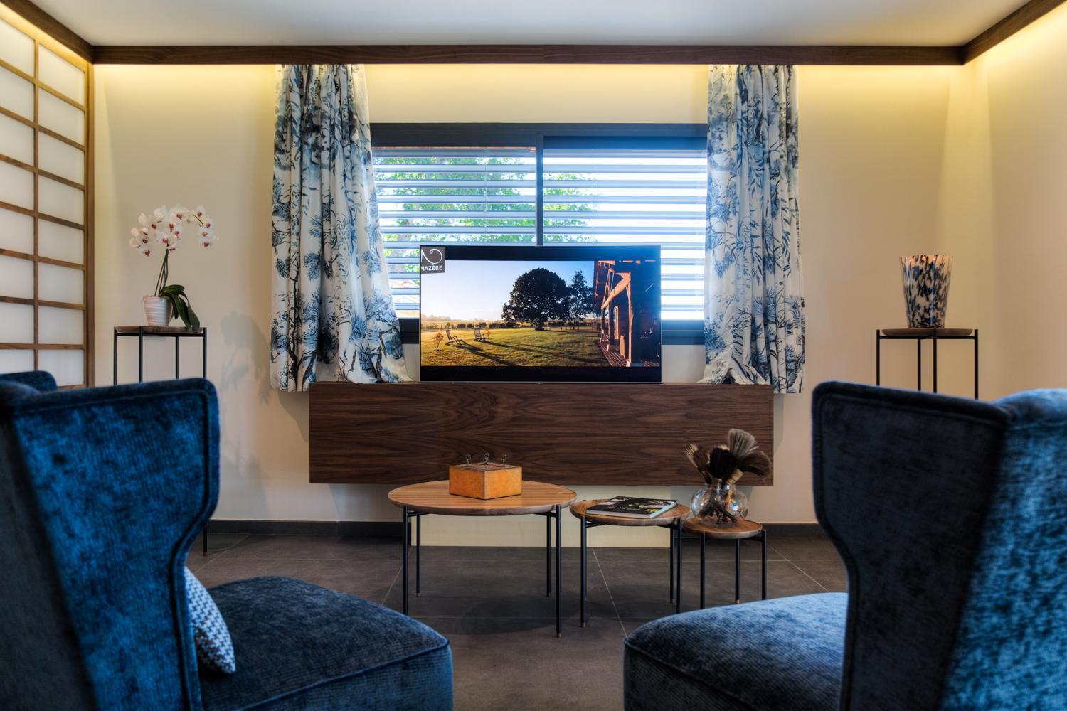 Suite with Hot Tub - Photo 5