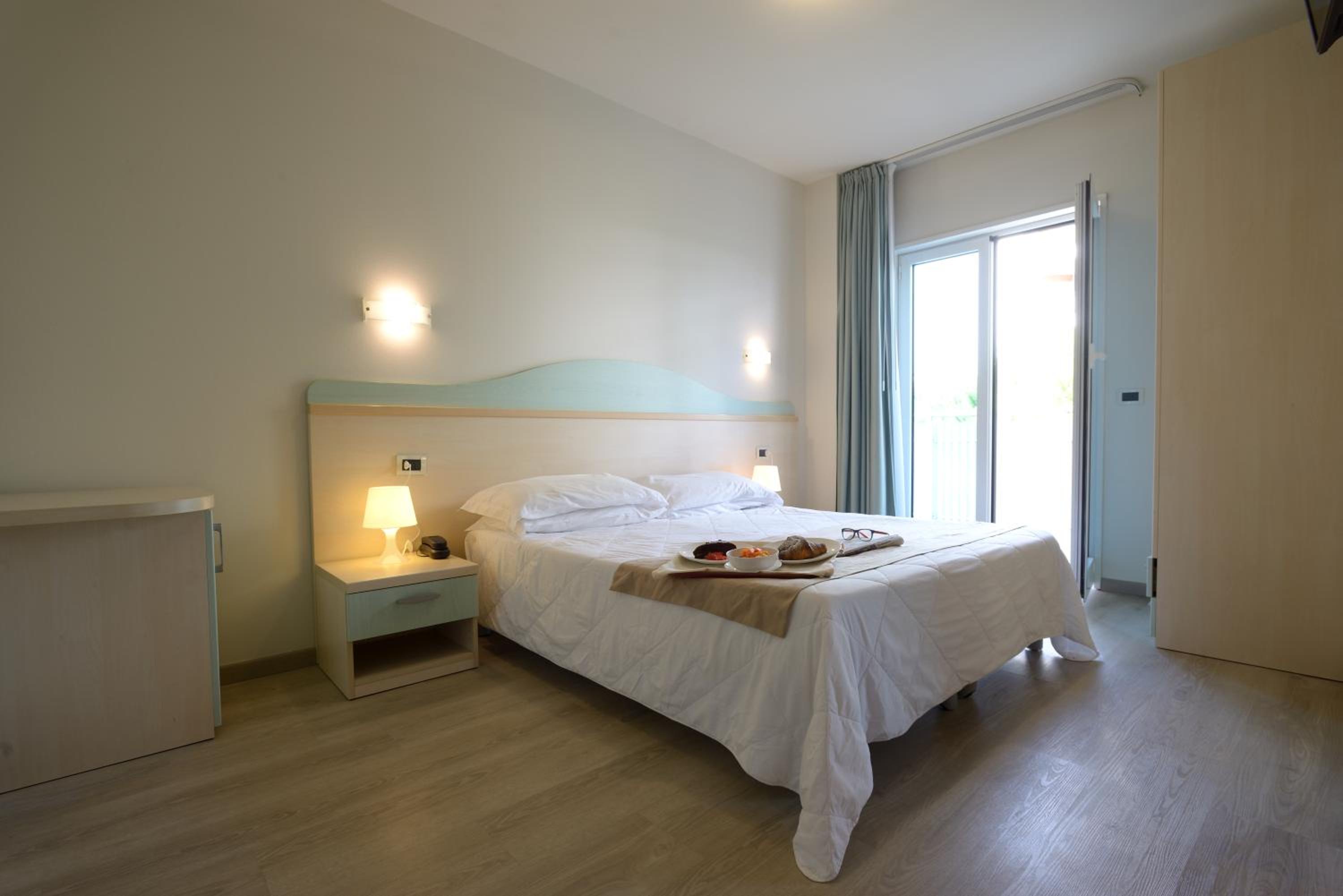 Double or Twin Room with Balcony - Photo 2