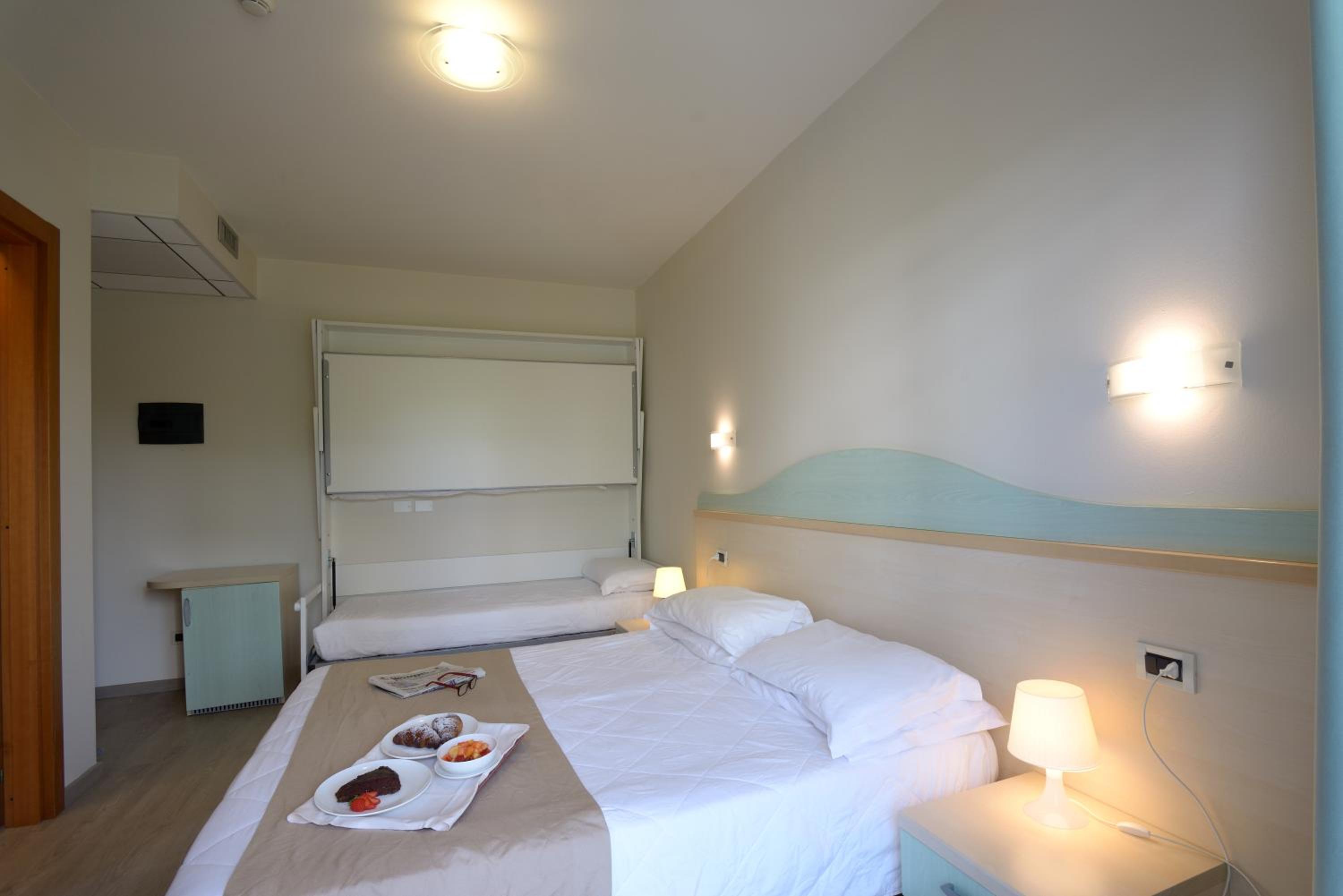 Quadruple Room with Balcony - Photo 3