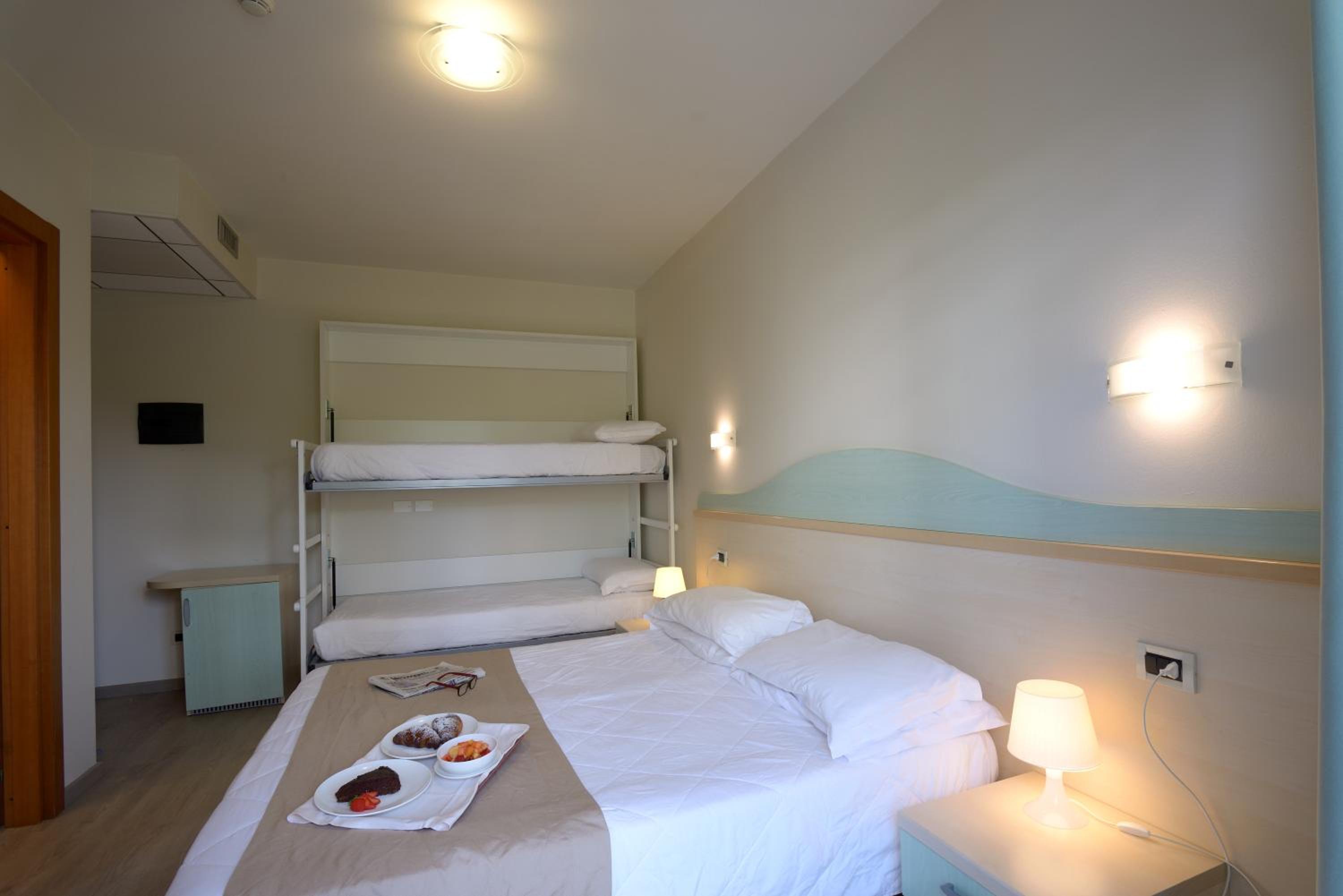 Quadruple Room with Balcony - Photo 2