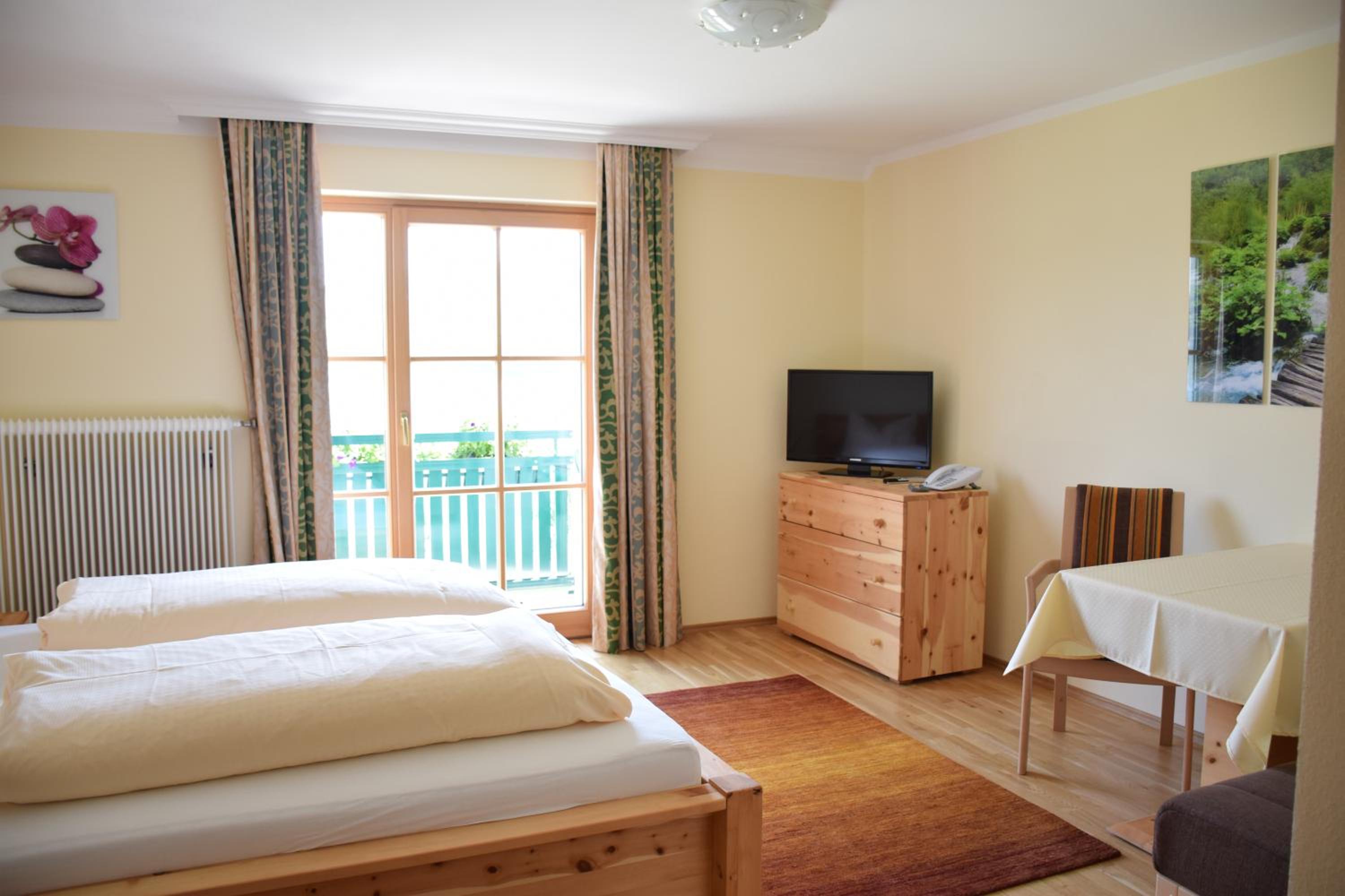 Deluxe Double Room with Balcony and Lake View photo 3