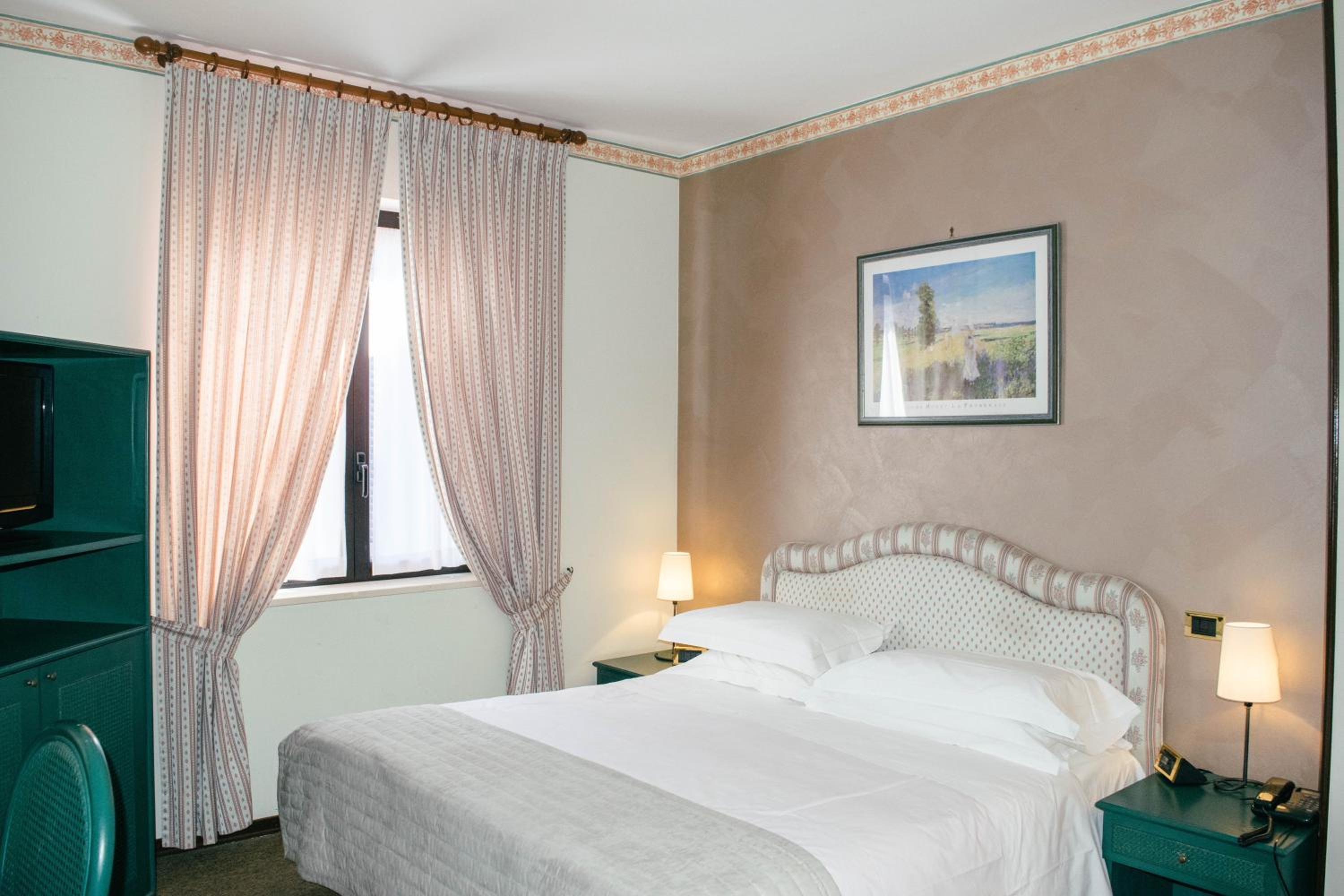 Deluxe Double or Twin Room photo 3