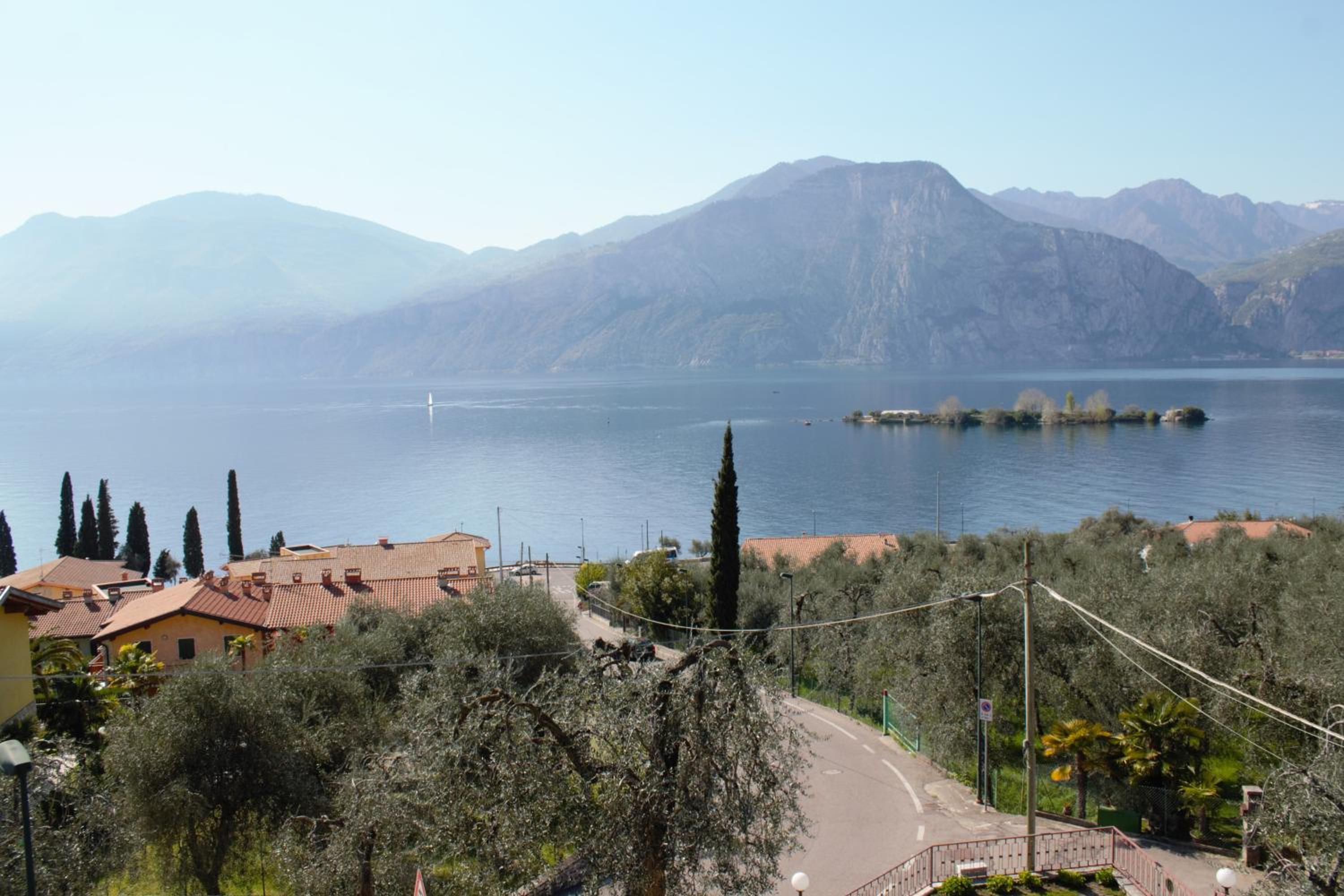 Triple Room with Balcony and Lake View - Photo 5