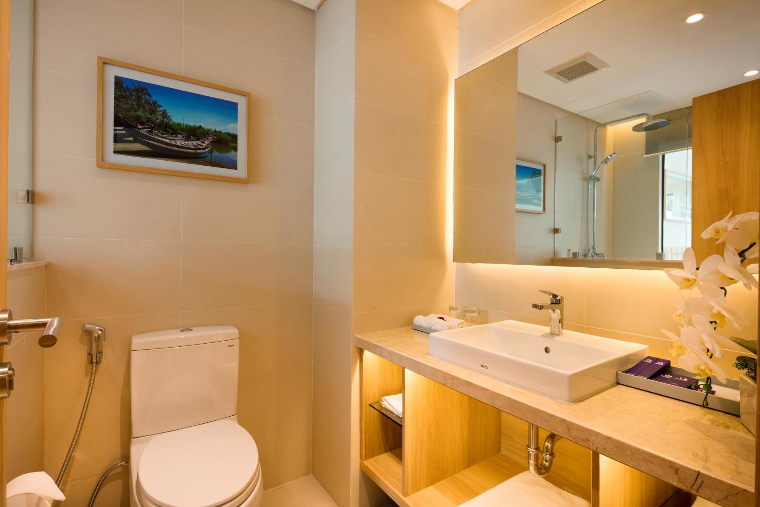 Senior Deluxe Twin Room with City View and Balcony photo 2