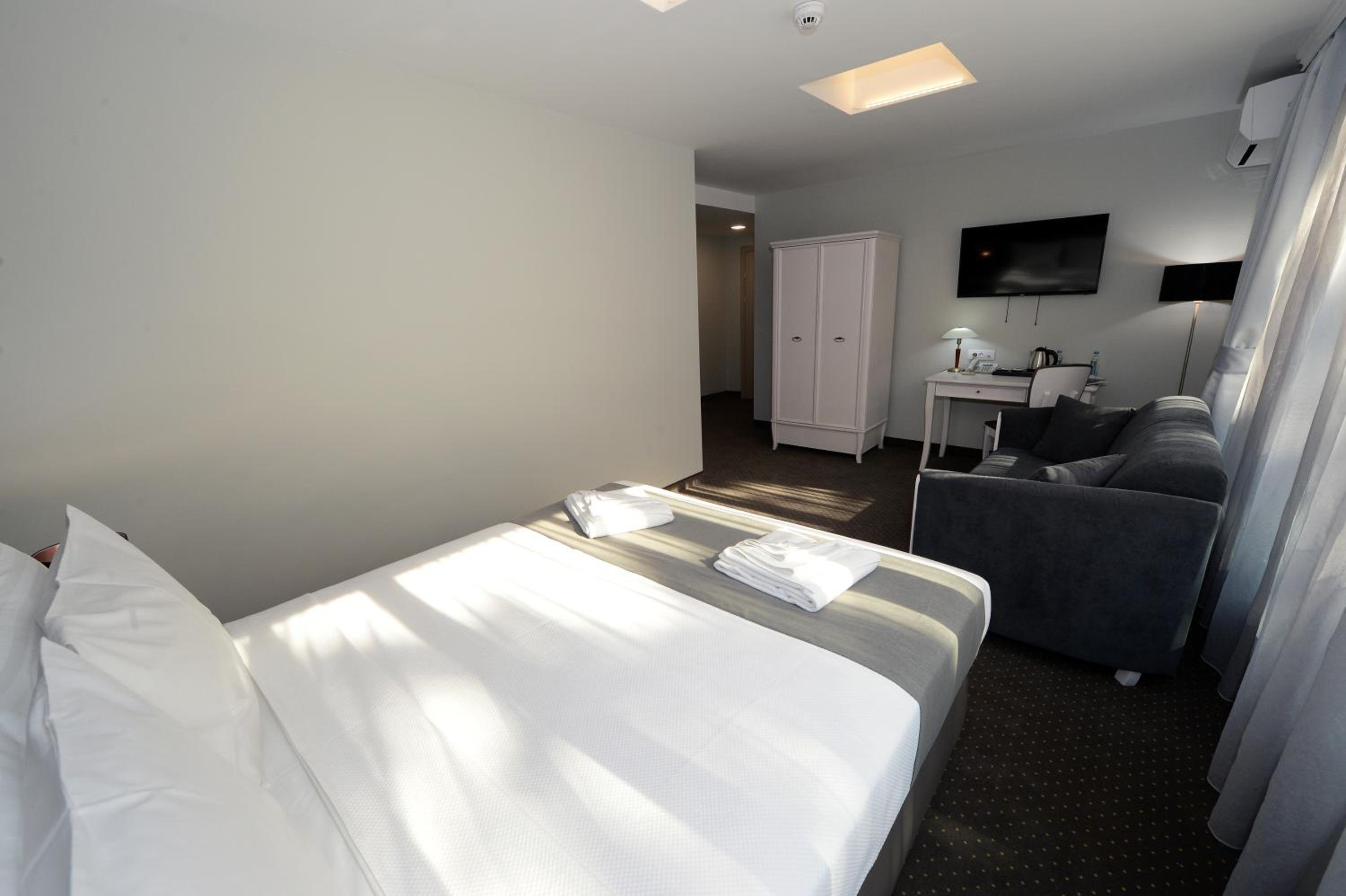 Deluxe Room with City View photo 2