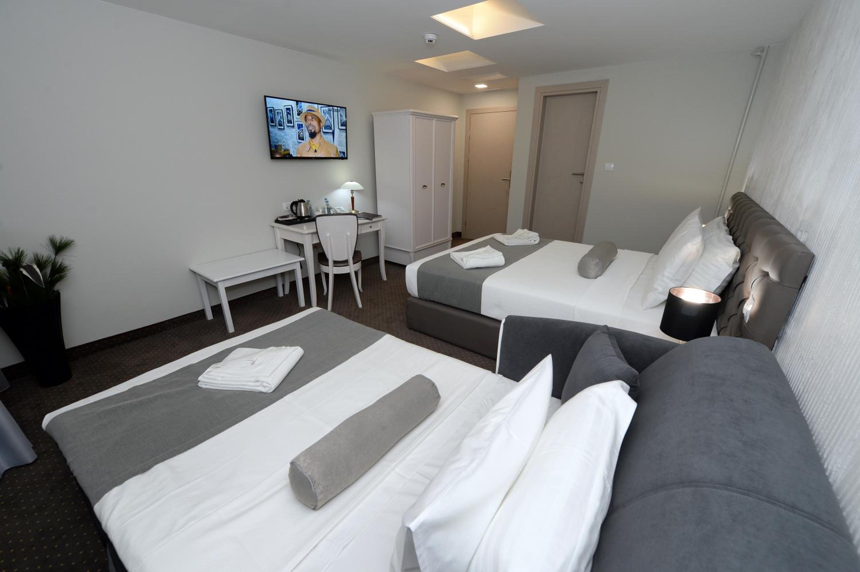 Deluxe Room with City View photo 3