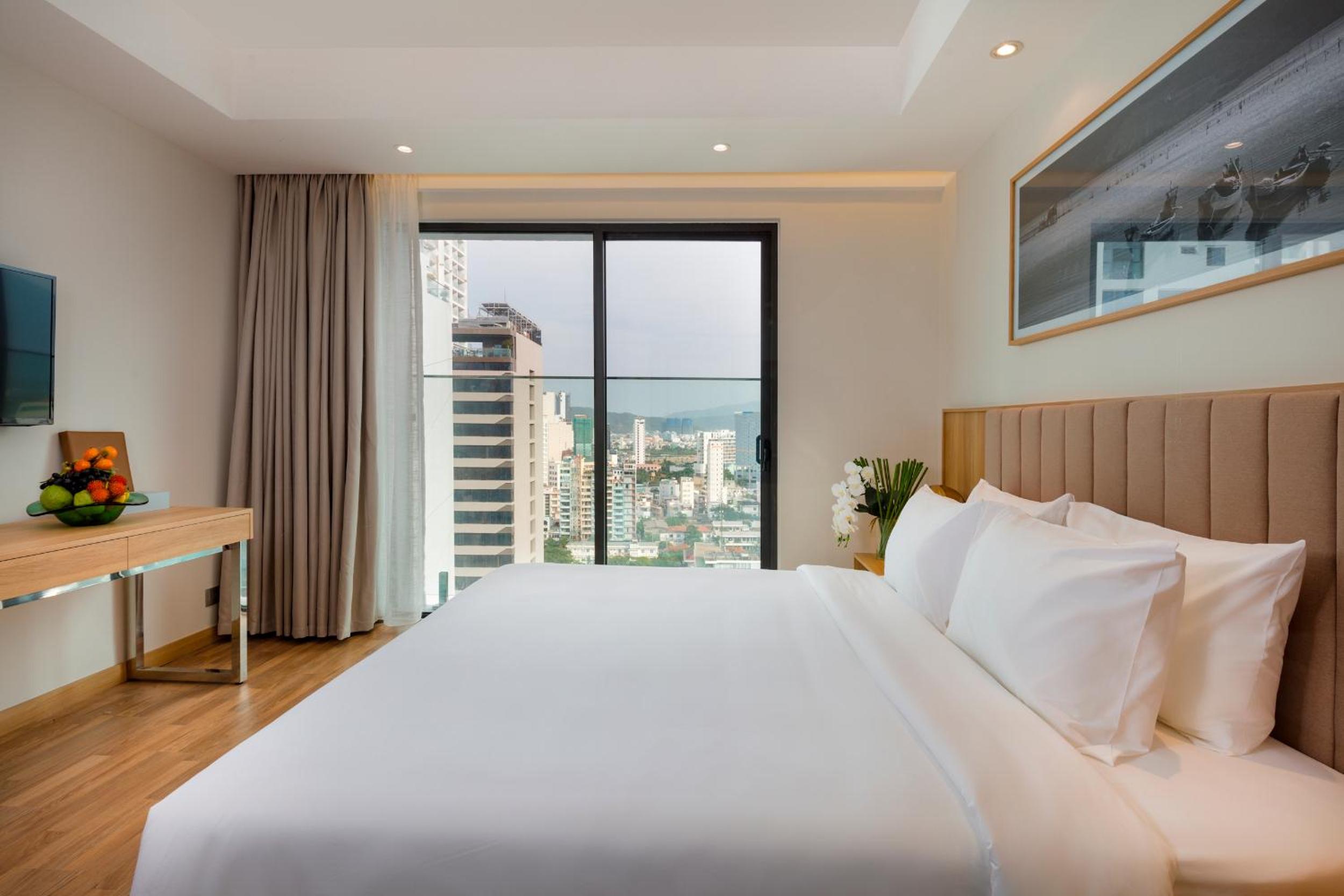 Deluxe Double Room with City View photo 2