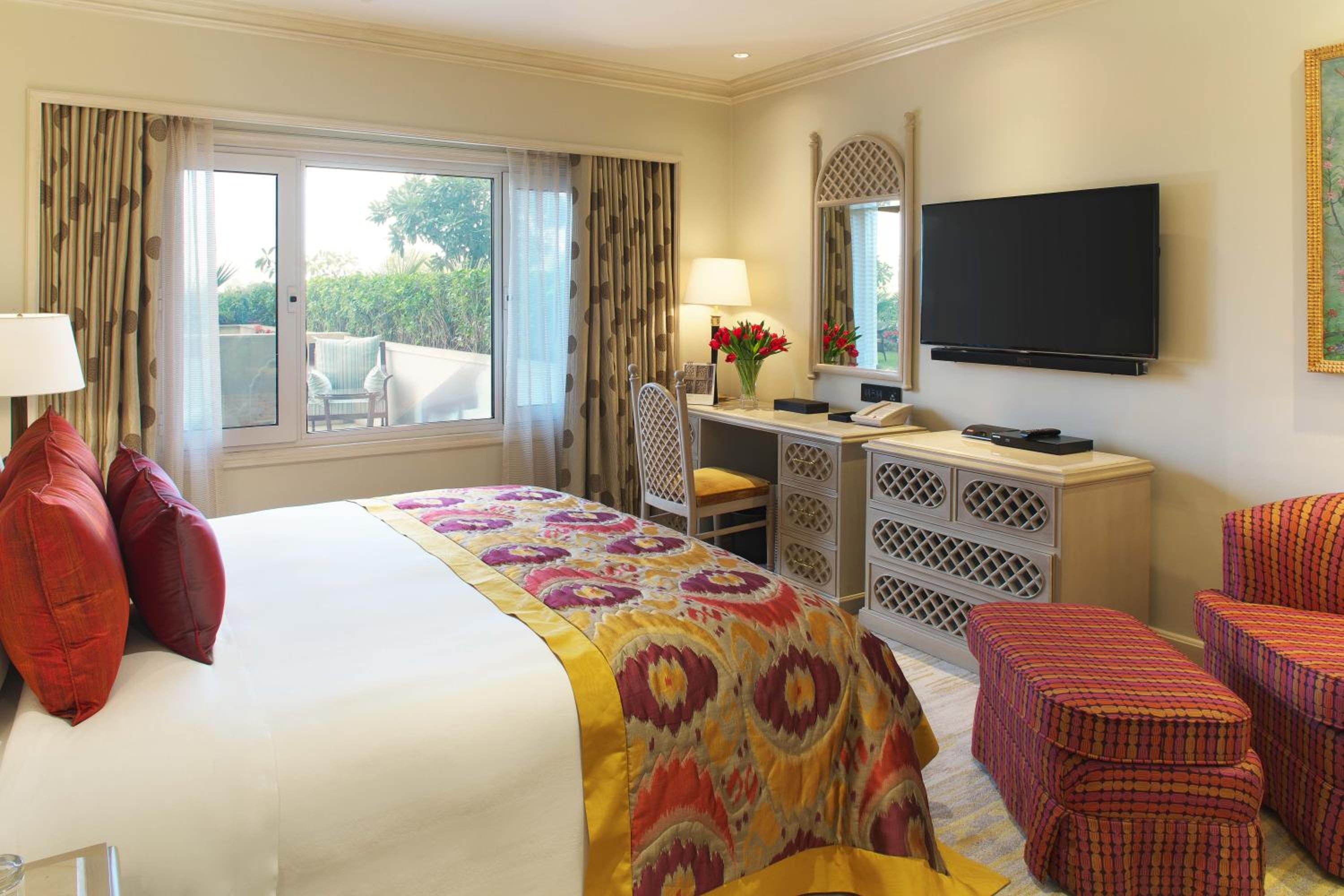 Luxury Room Twin Bed Diplomatic Enclave View thumbnail 6