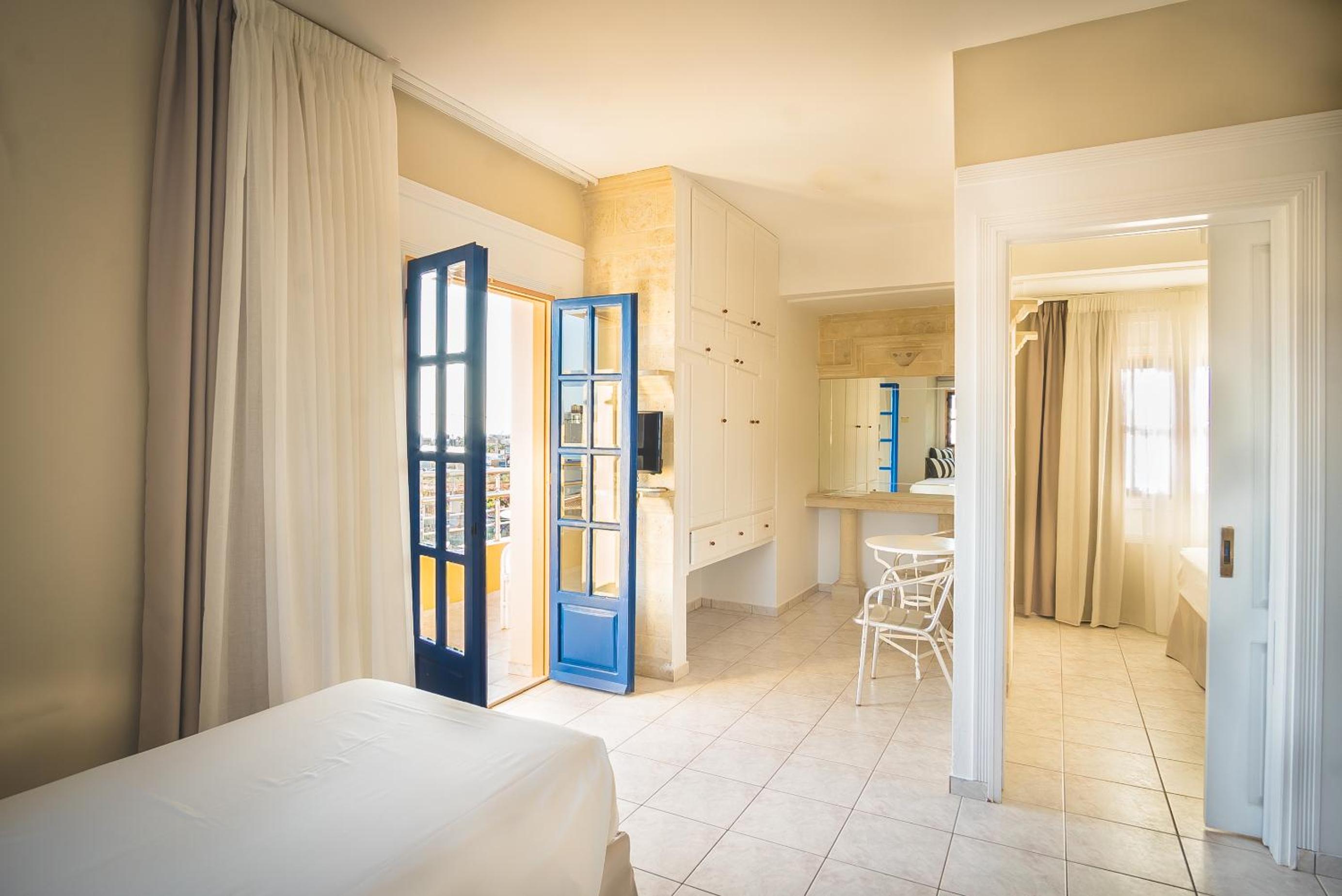 Junior Suite with Balcony and Pool View - Photo 5