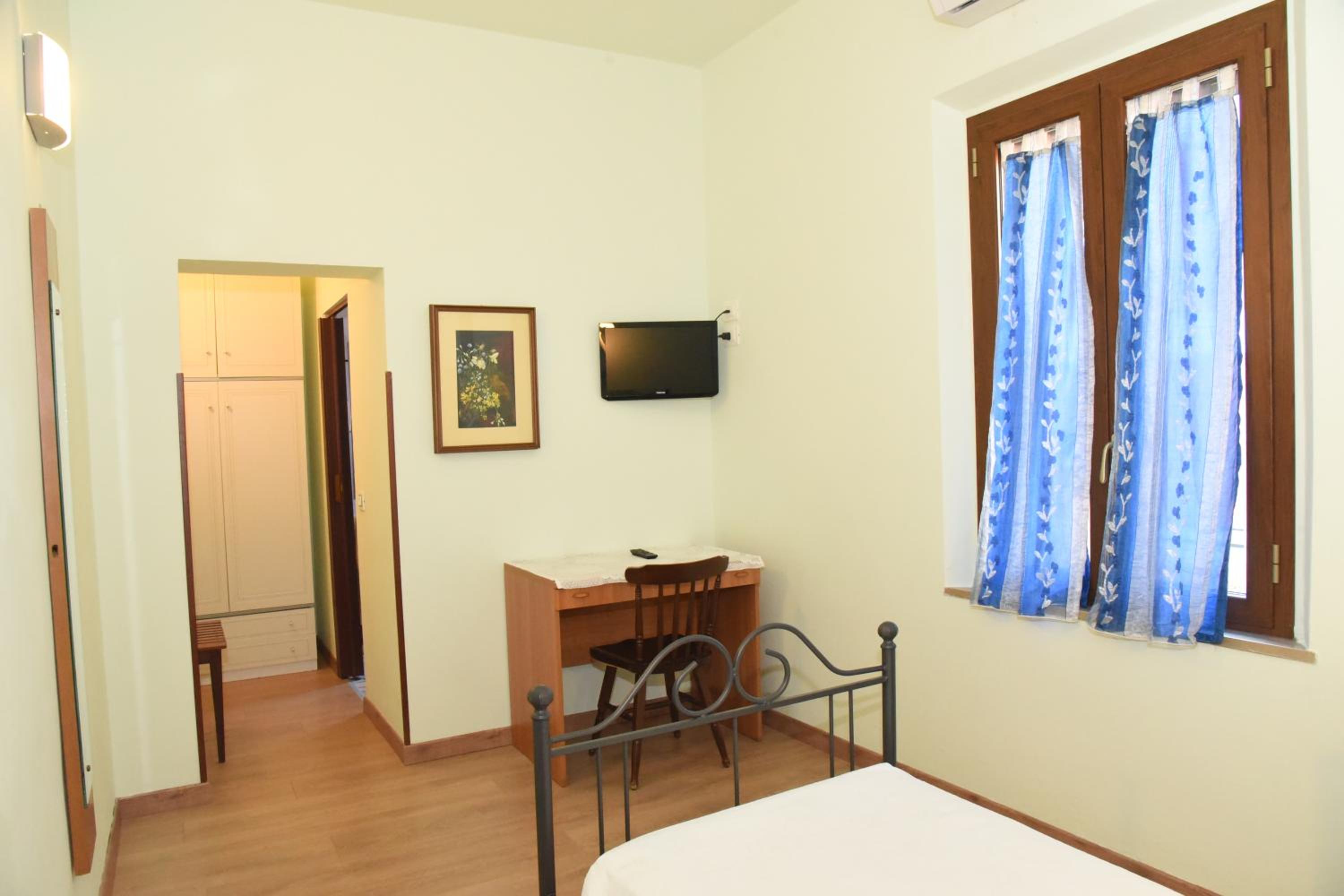 Single Room with Bathroom photo 3