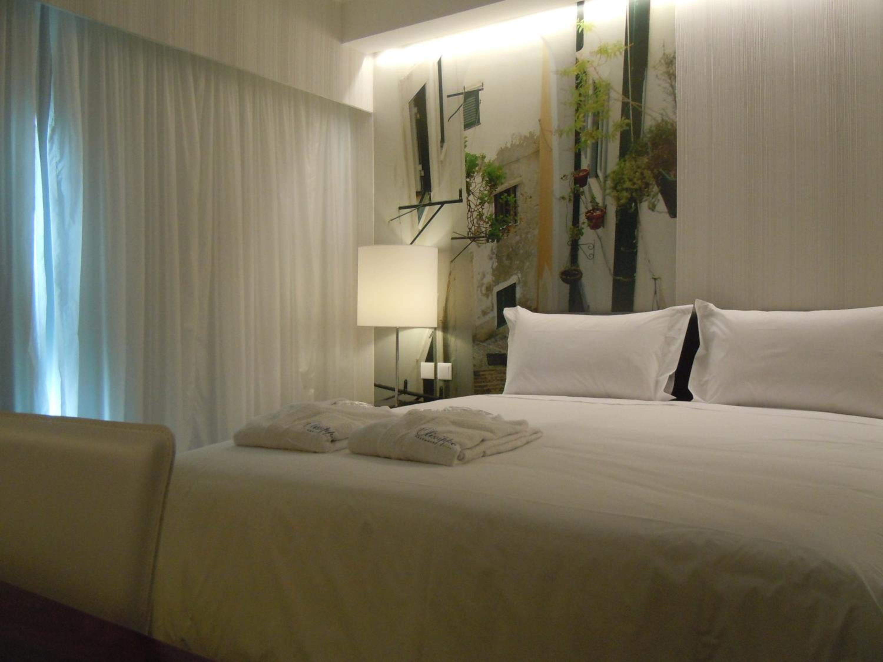 Standard Double Room thumbnail 5