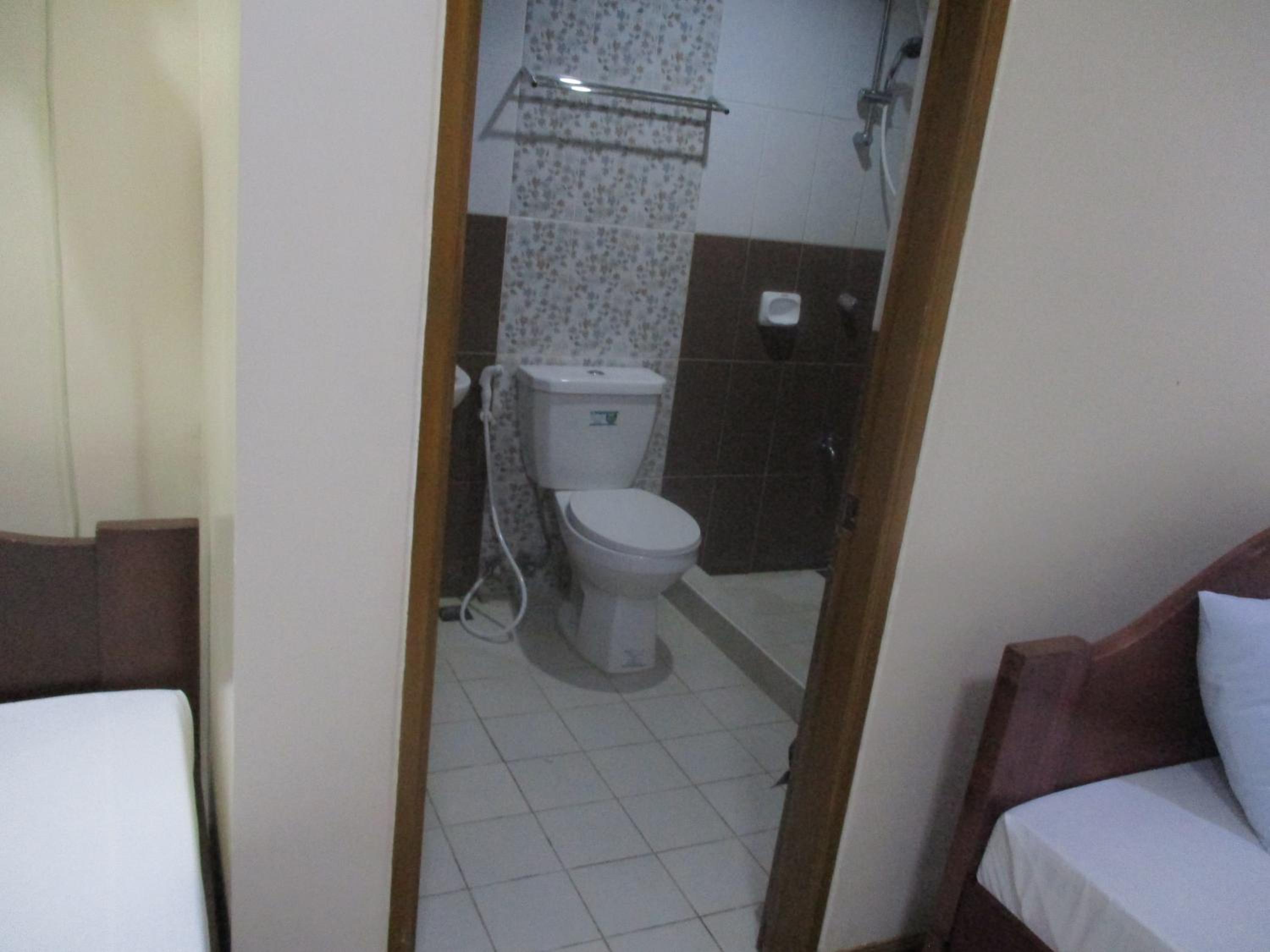 Family Room with Private Bathroom - Photo 3