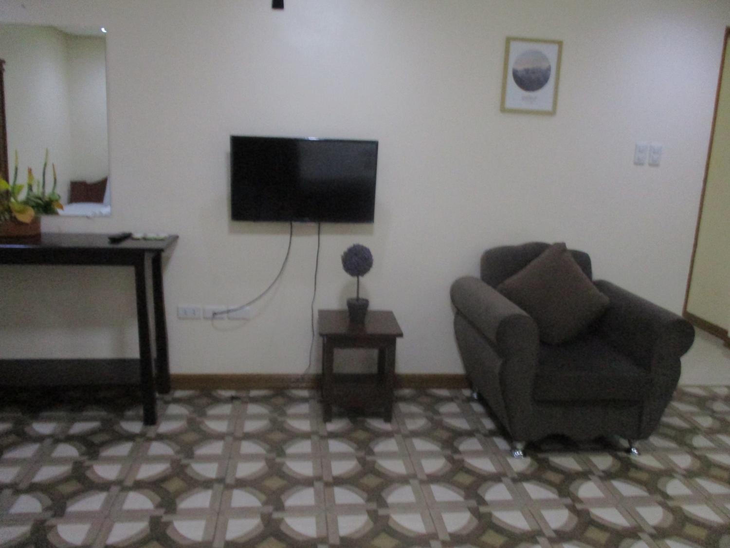 Family Room with Private Bathroom - Photo 6