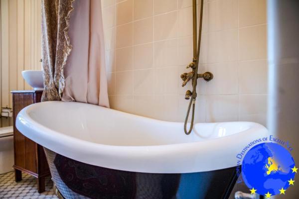 Deluxe Double Room with Bath photo 2