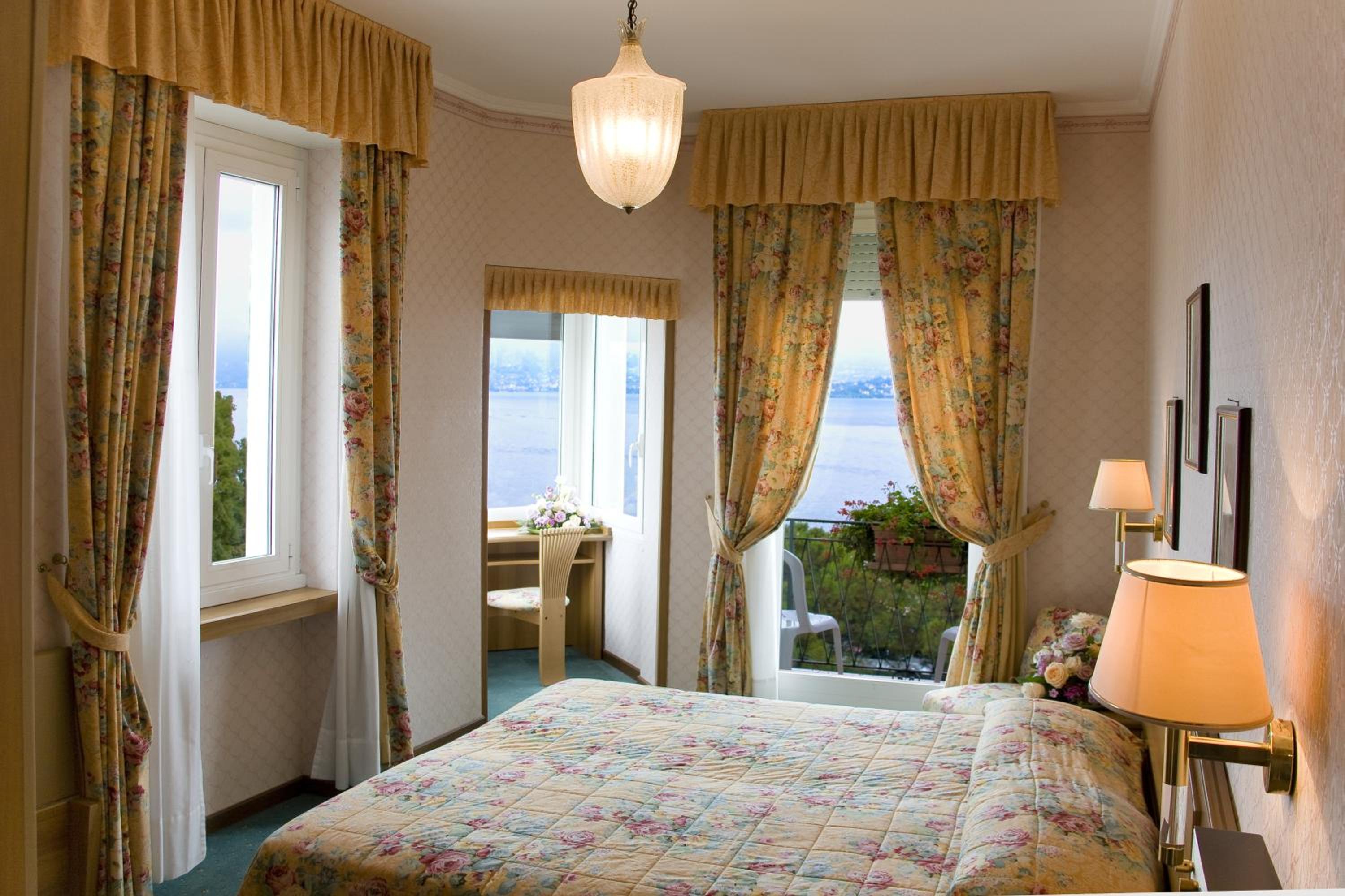 Double or Twin Room with Lake View - Photo 2