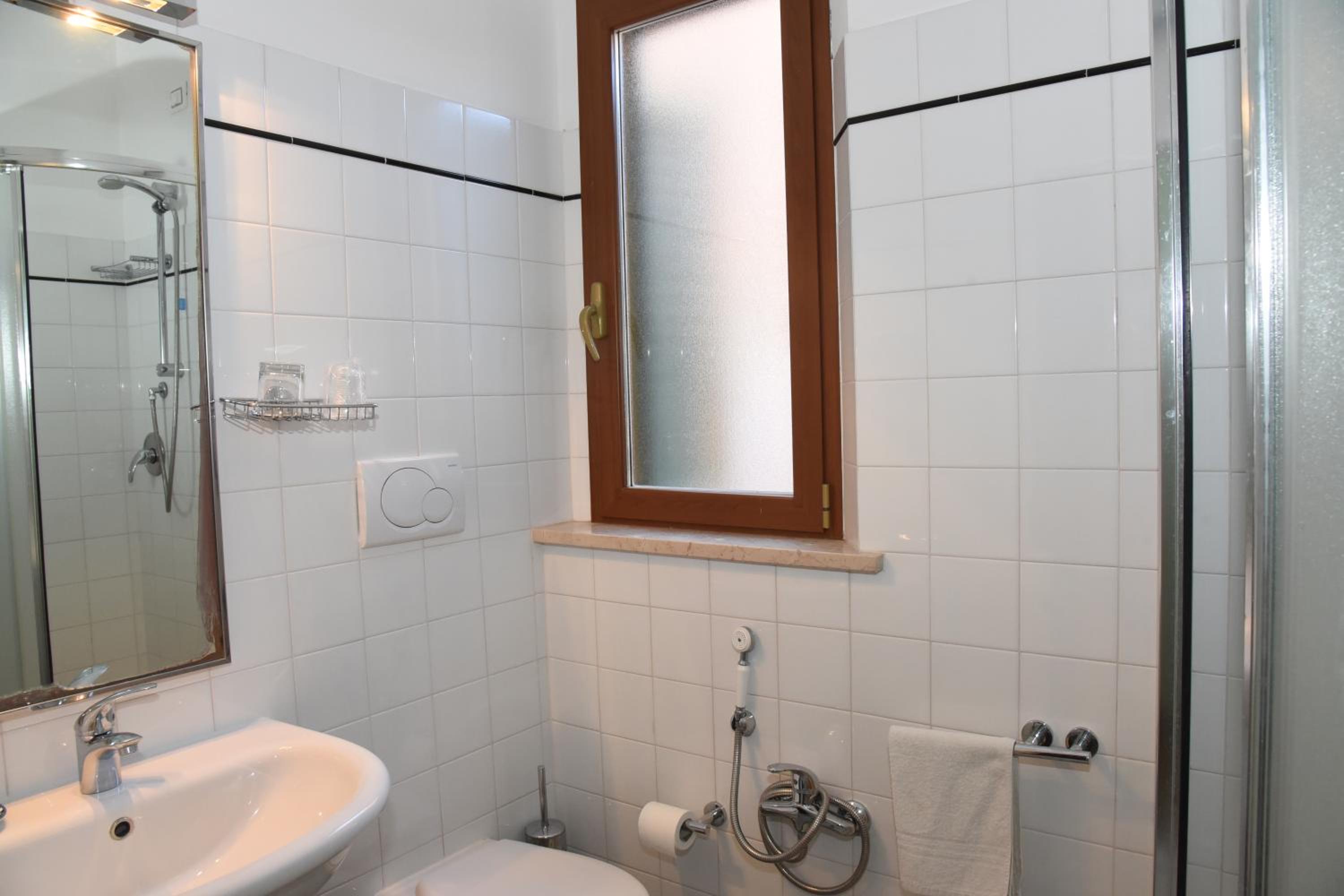 Single Room with Bathroom photo 2