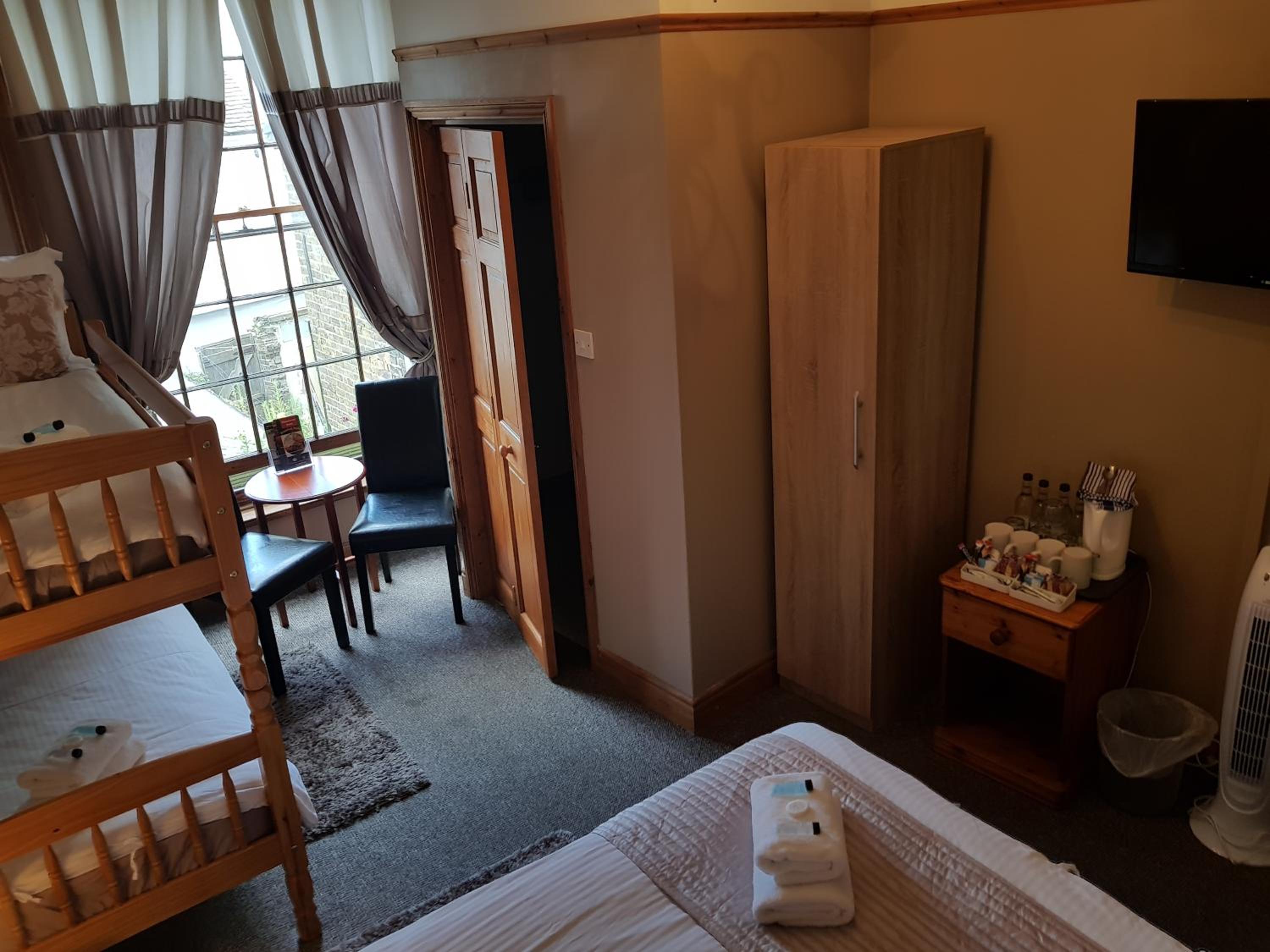 Quadruple Room with Private Bathroom - Photo 4