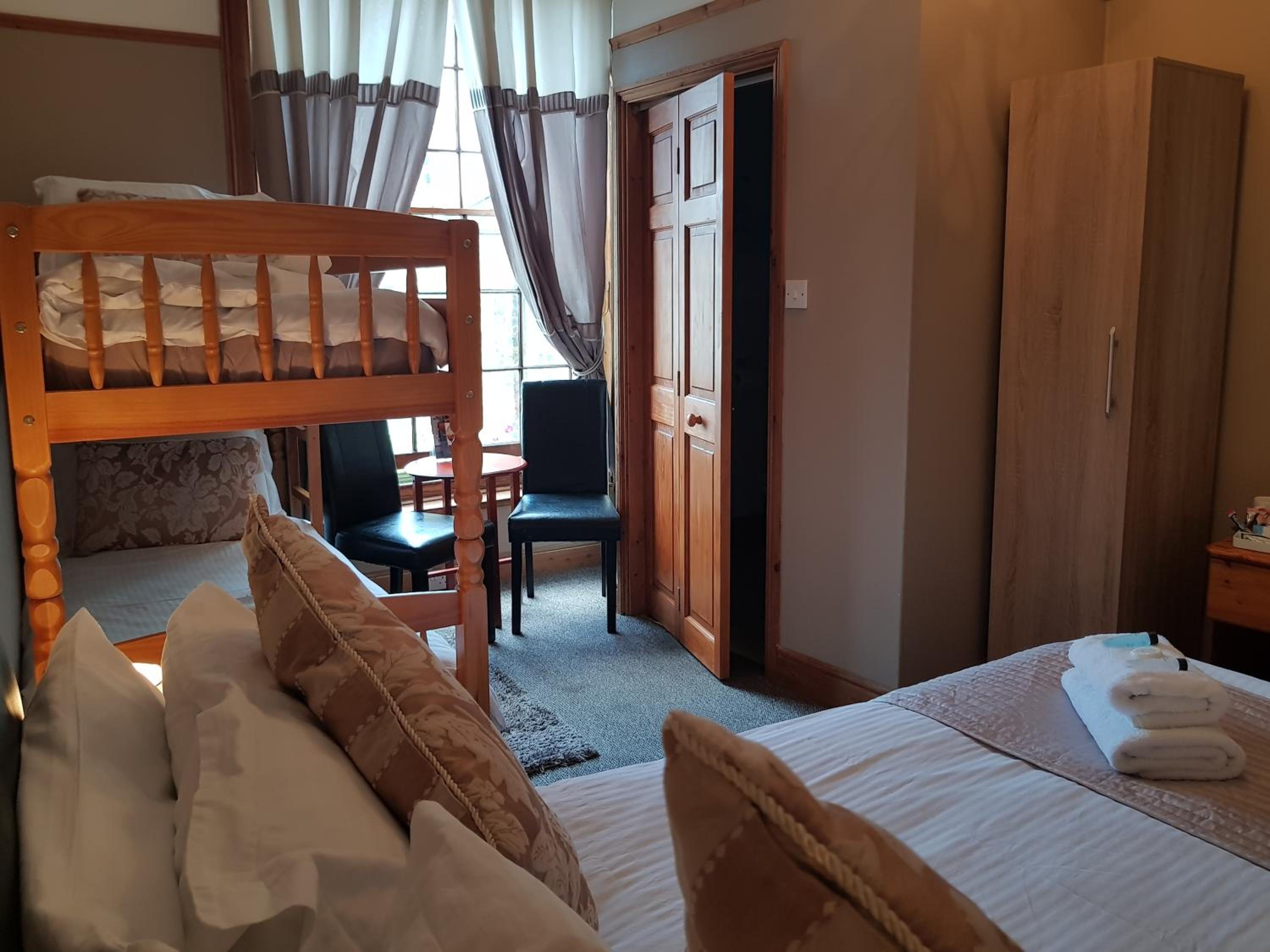 Quadruple Room with Private Bathroom - Photo 2