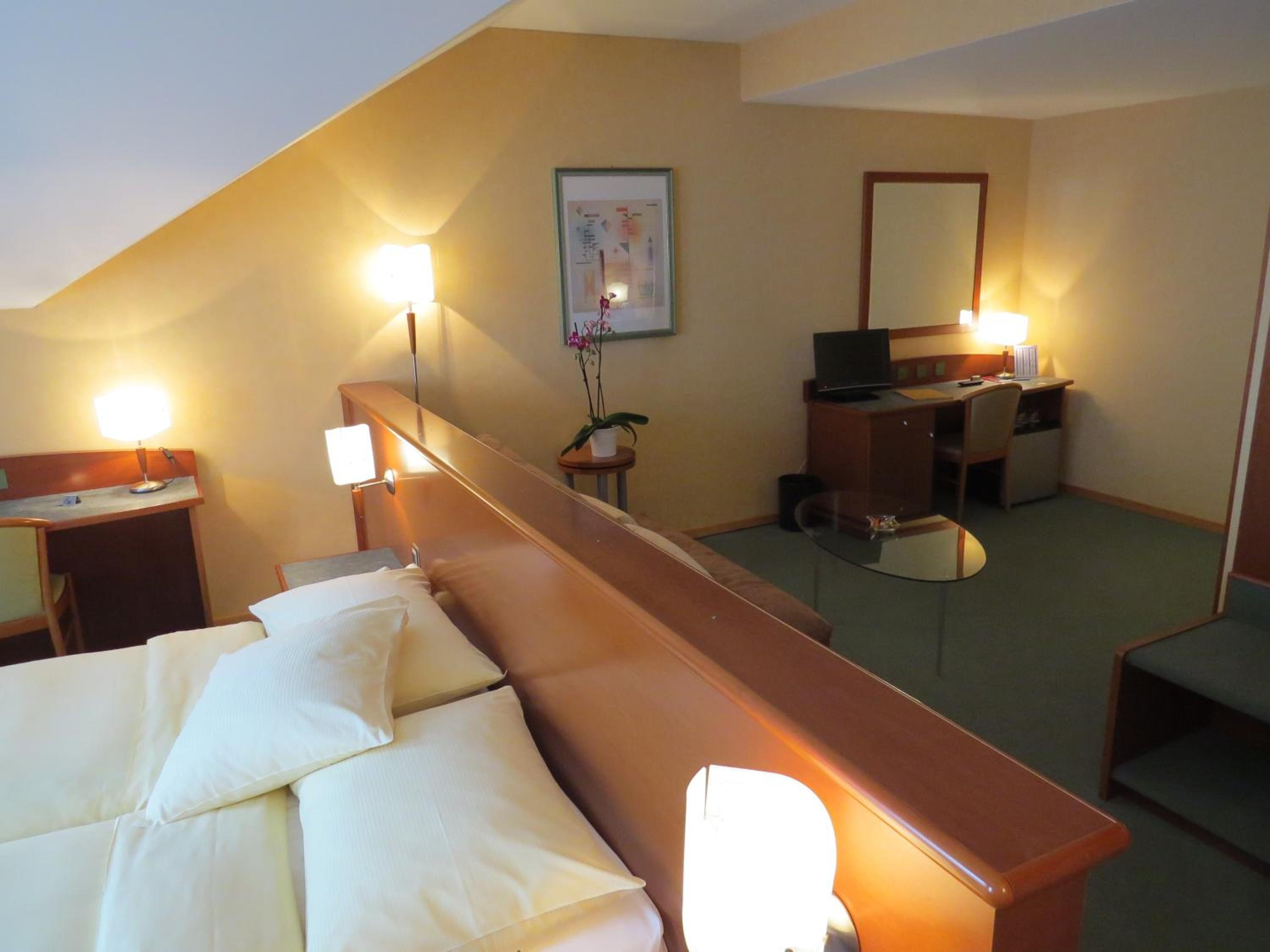 Junior Suite with Lake View - Photo 1