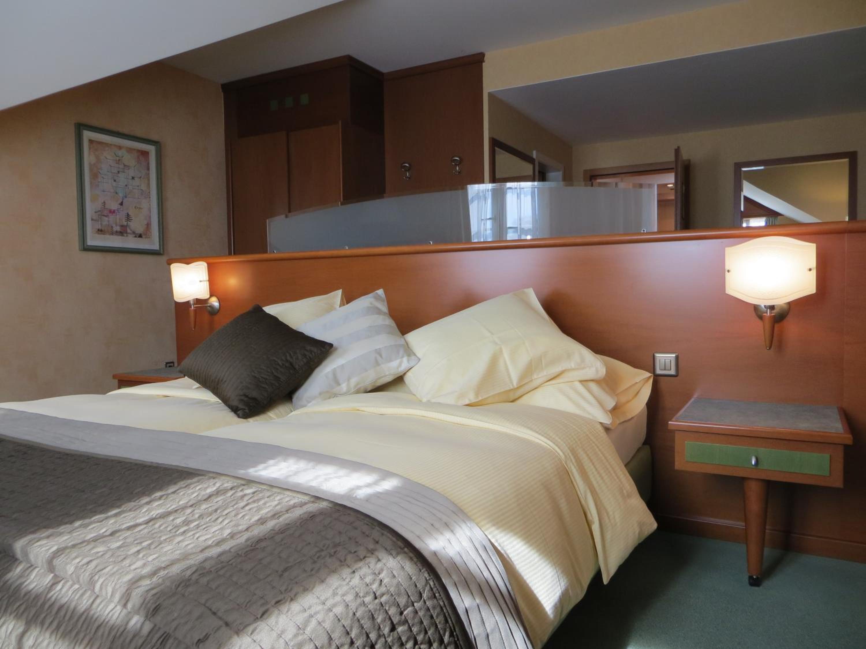 Junior Suite with Lake View - Photo 5