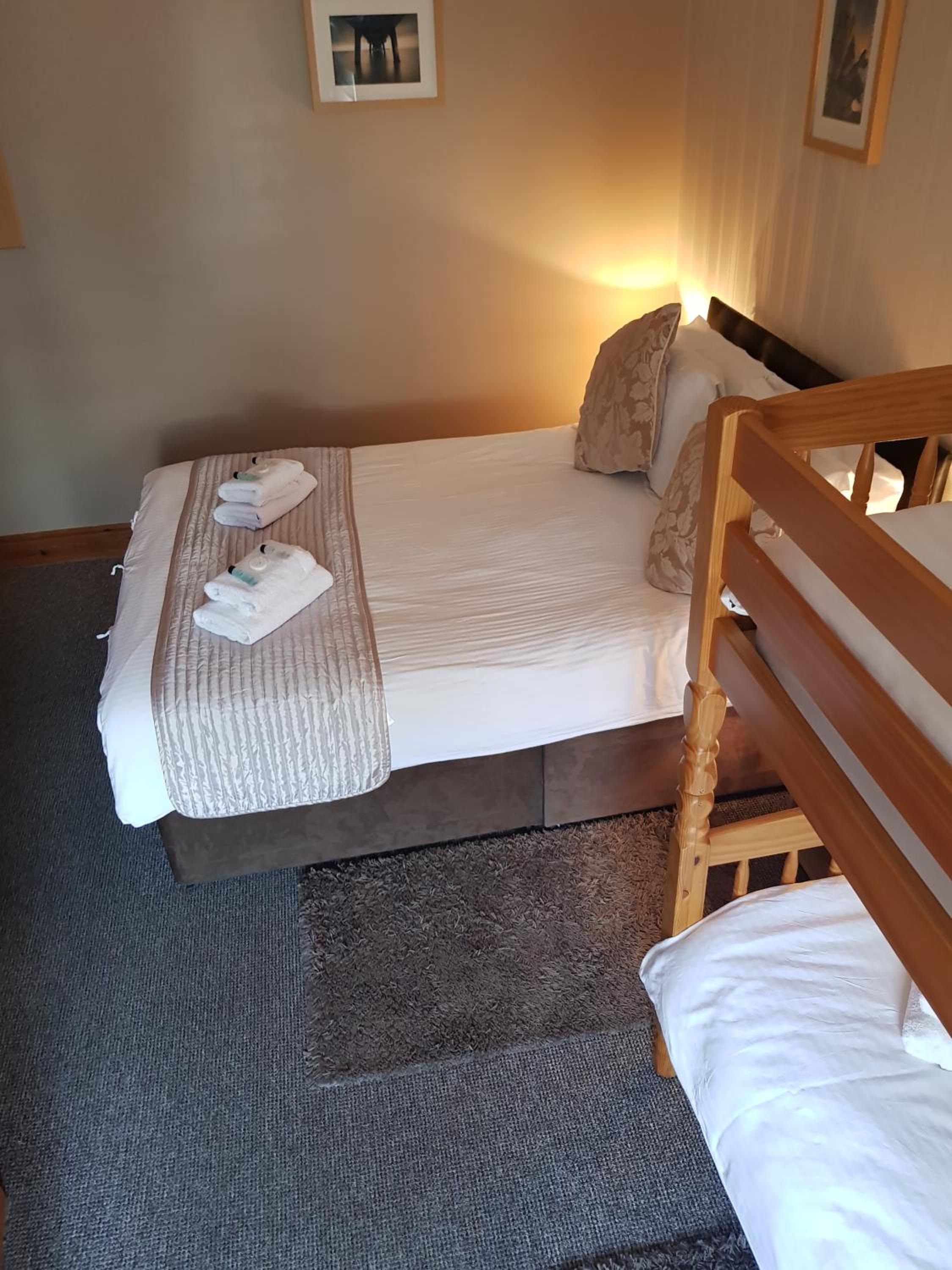 Quadruple Room with Private Bathroom - Photo 3