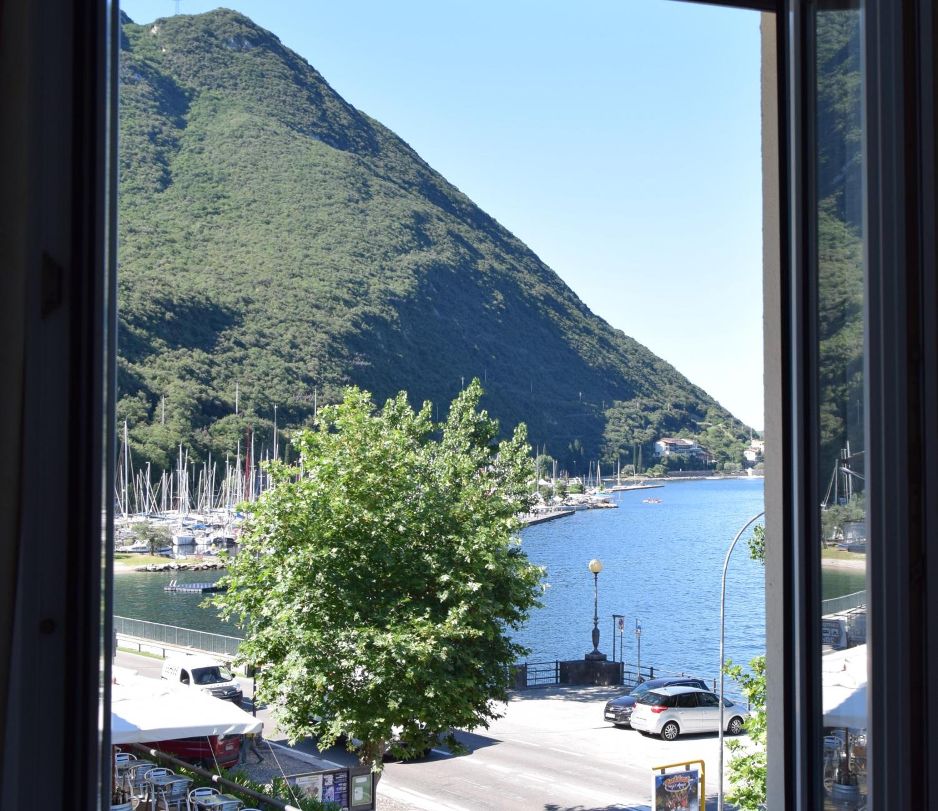 Double Room with Lake View - Photo 6