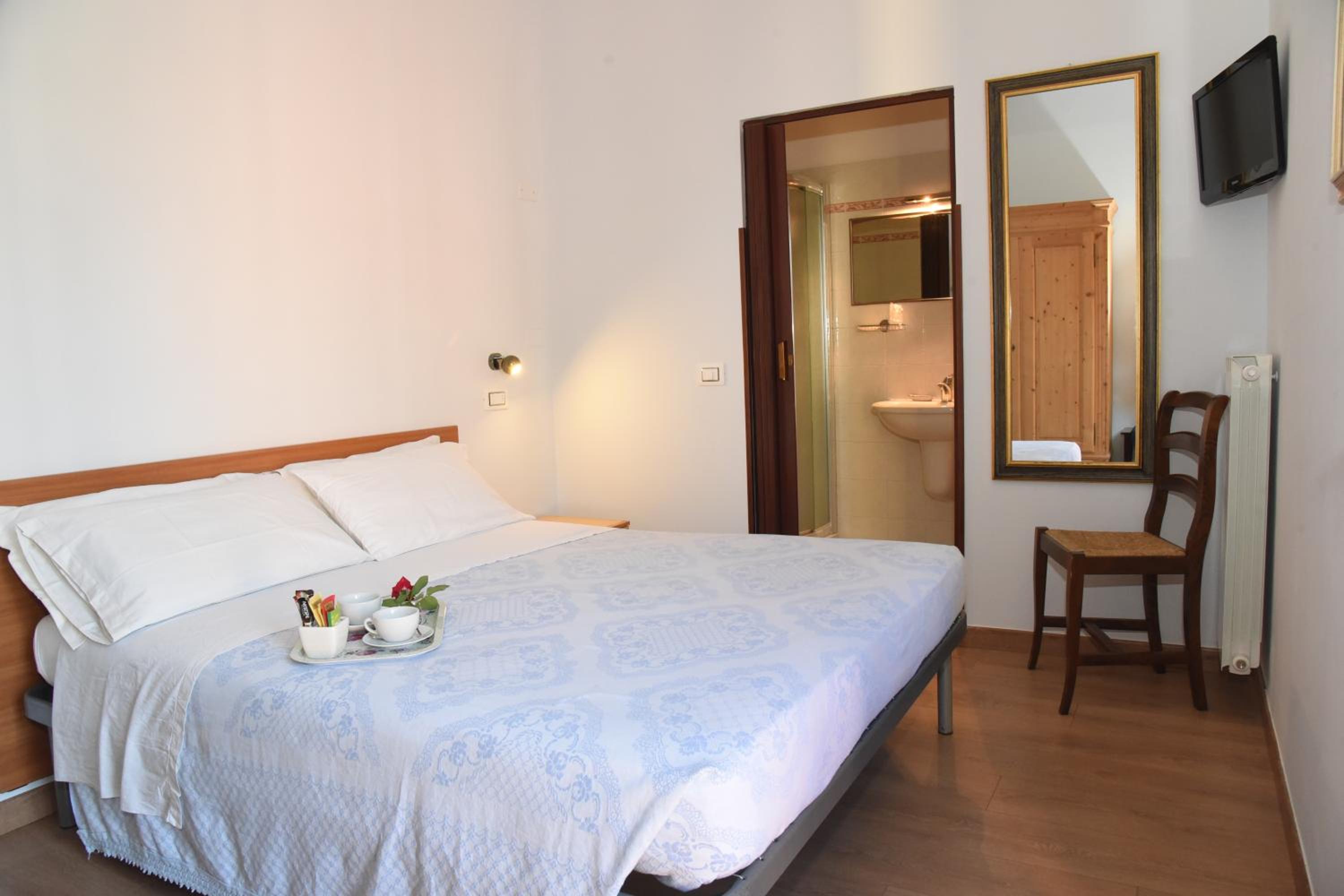 Double Room with Private Bathroom photo 1