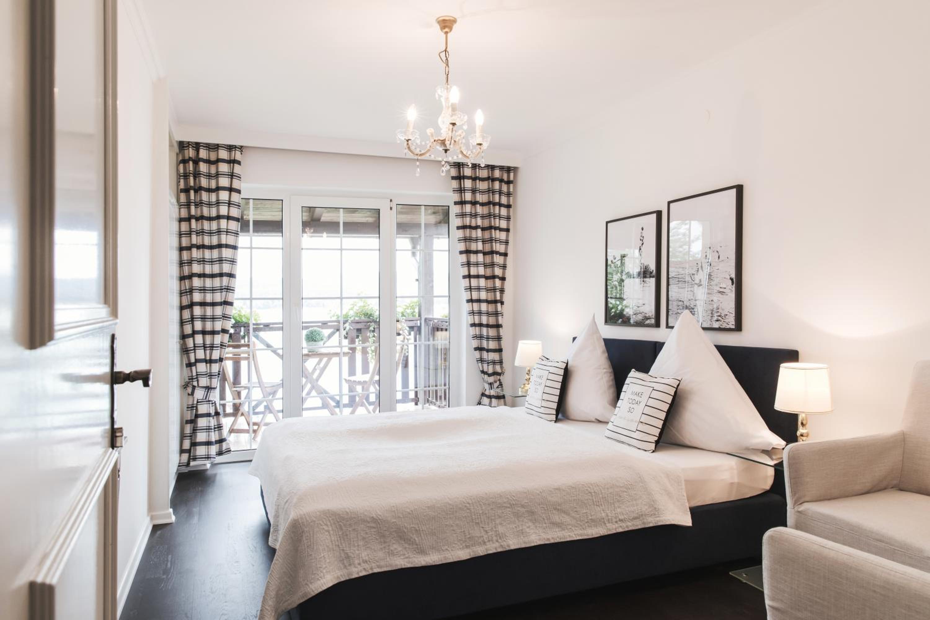 Family Room with Balcony and Lake View photo 1