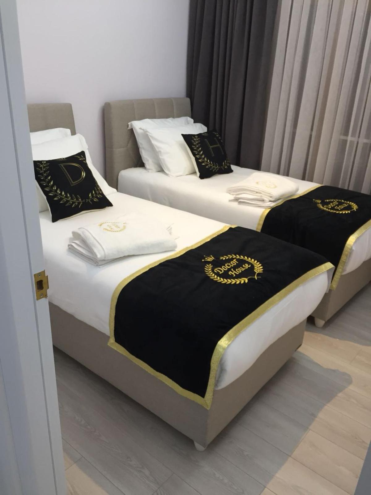 King Suite with Balcony photo 2