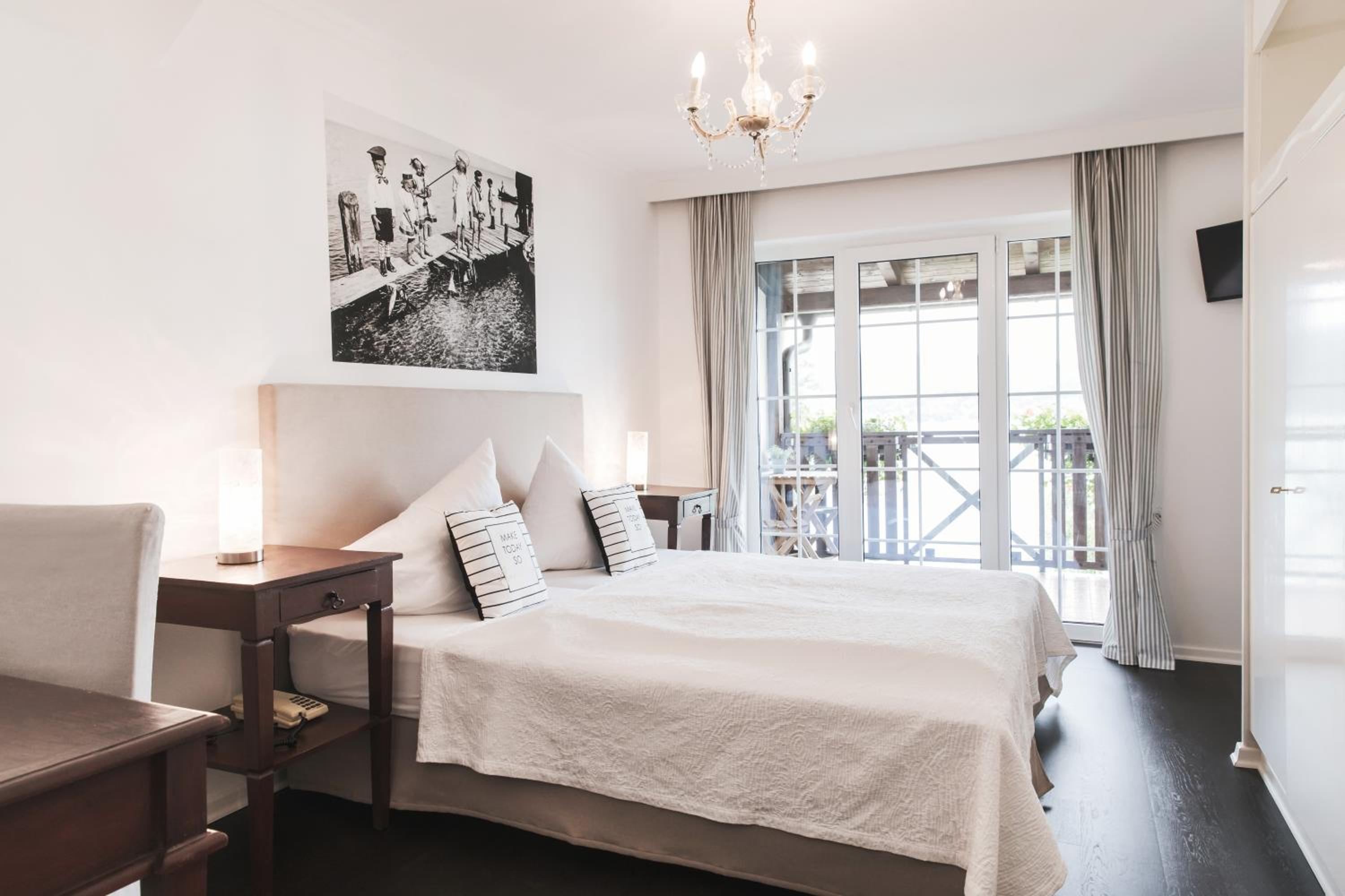 Single Room with Balcony and Lake View photo 1