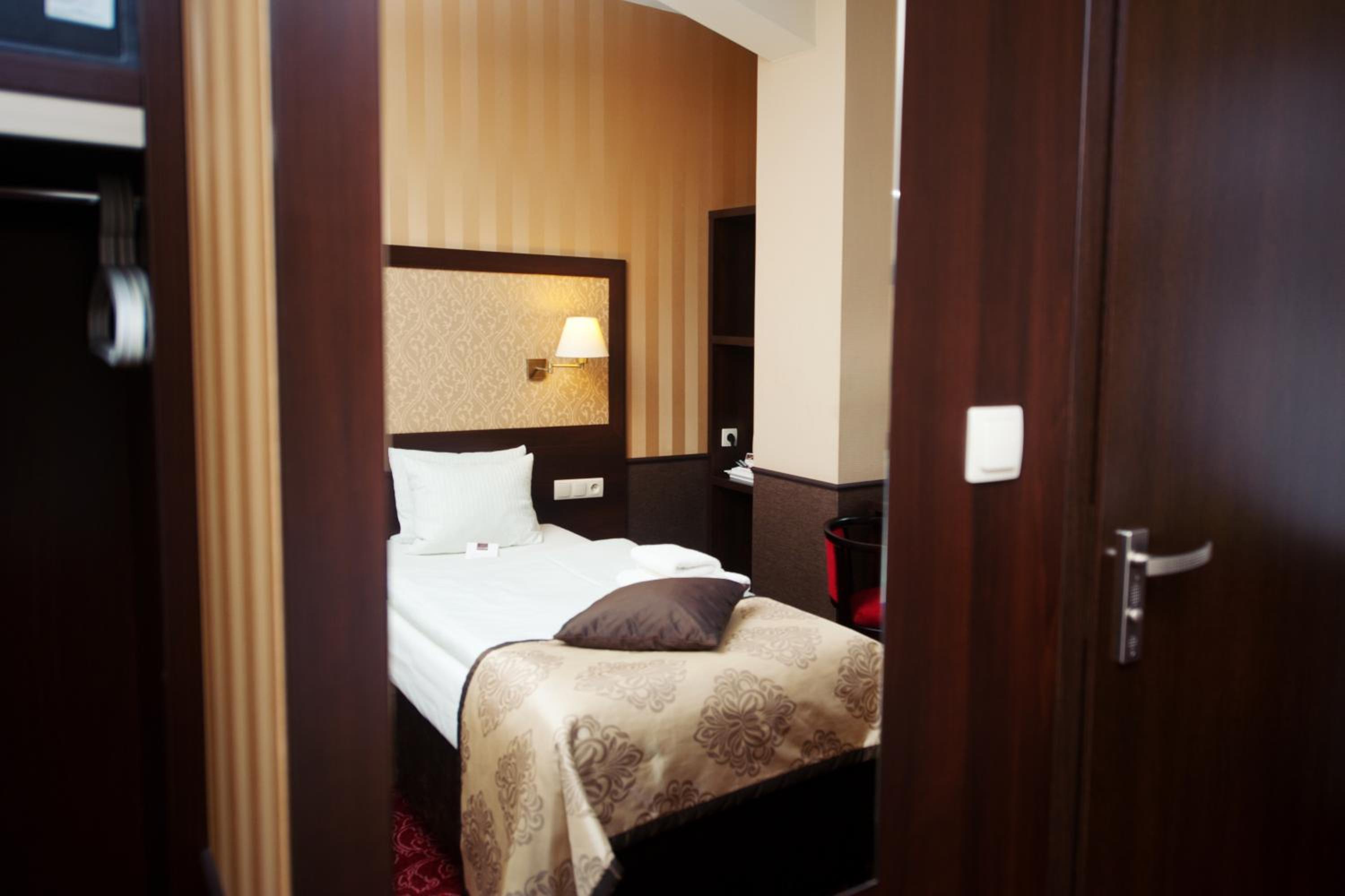 Double or Twin Room - Photo 4