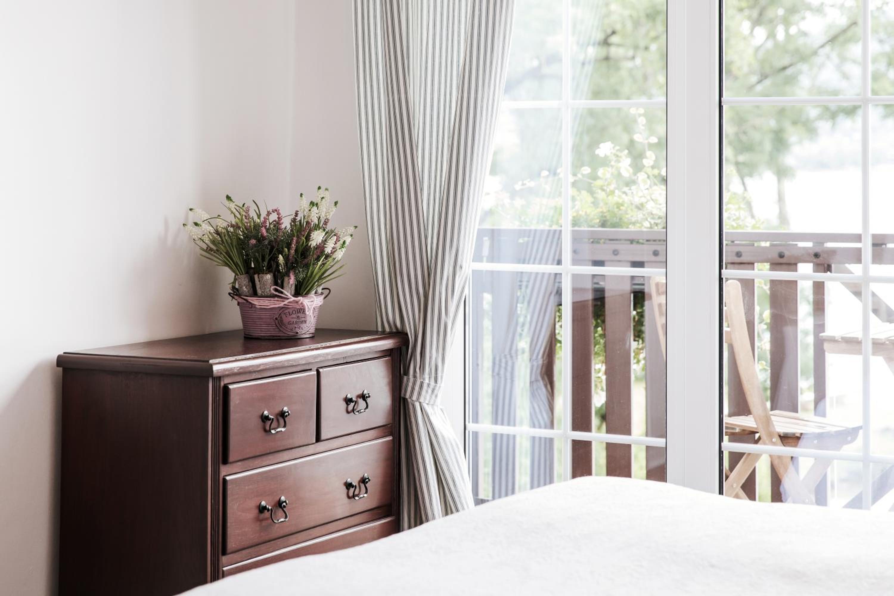Classic Double Room with Balcony and Lake View photo 2