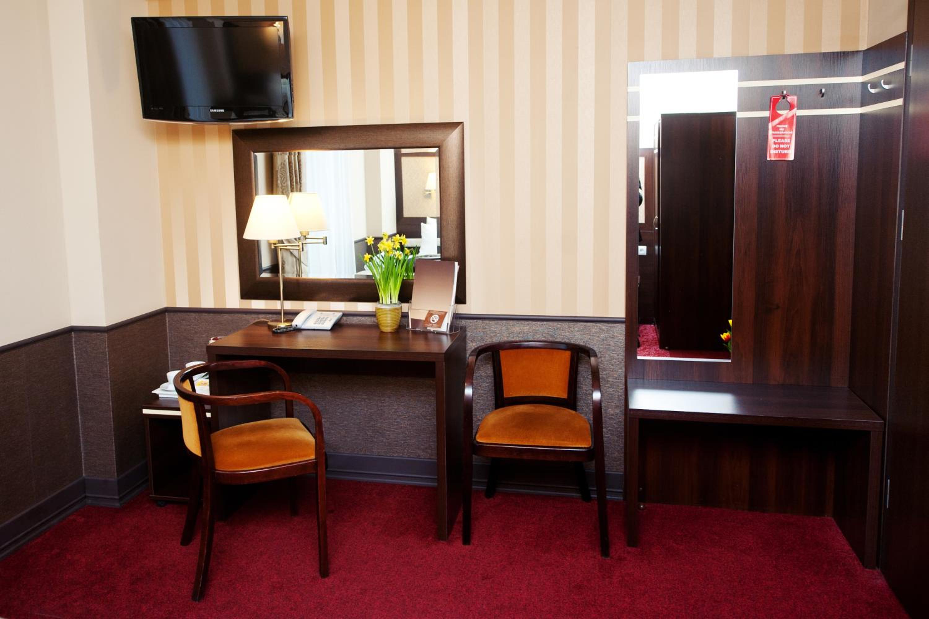 Double or Twin Room with Balcony - Photo 1